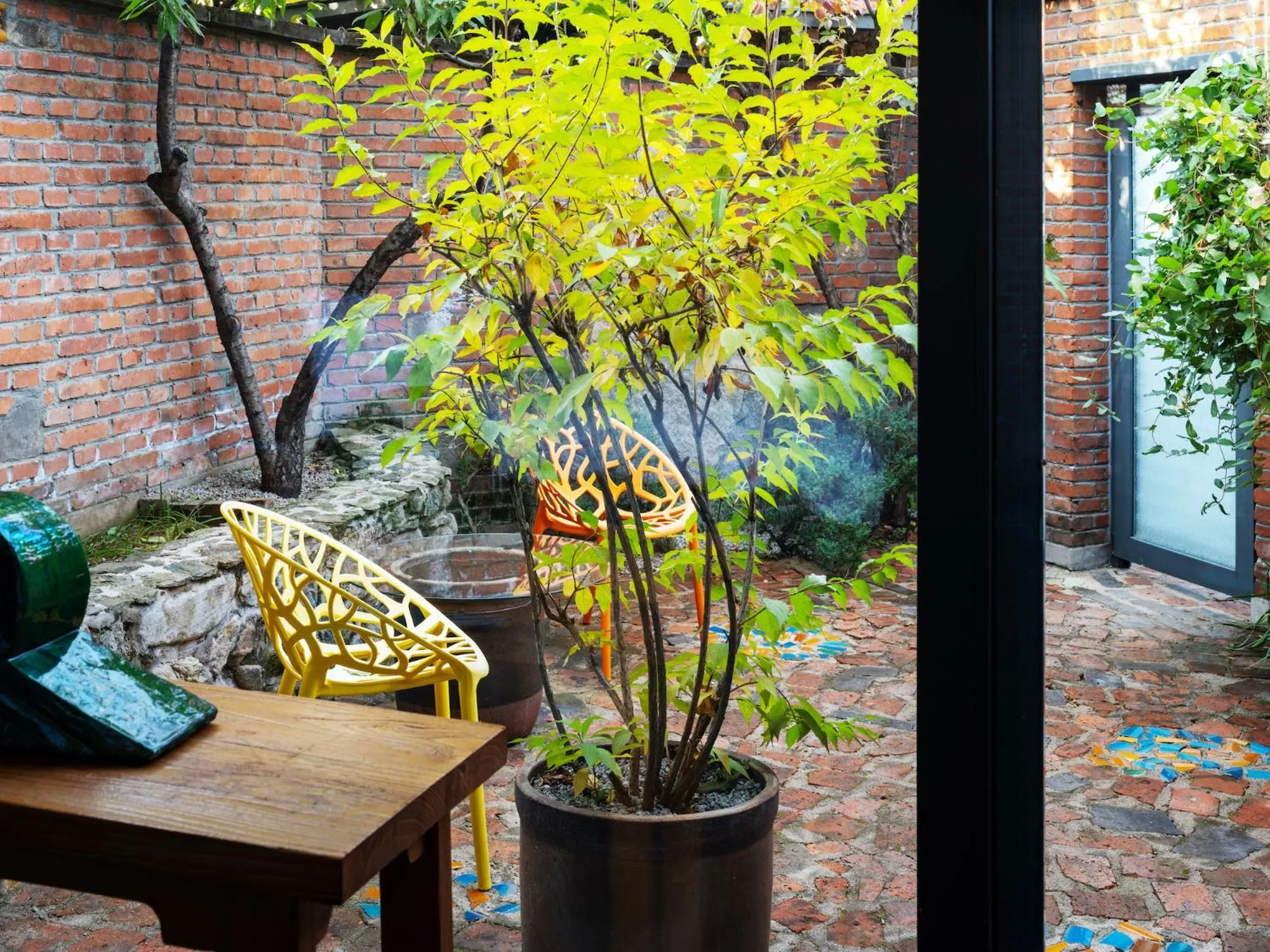 Garden in Brickyard Retreat at Mutianyu Great Wall Adjoin to Mutianyu Great Wall - Room with the View of Great Wall - Jacuzzi with the View of Great Wall - Vehicle Shuttle Service - International Catering - SPA& Nail Beauty Facilities