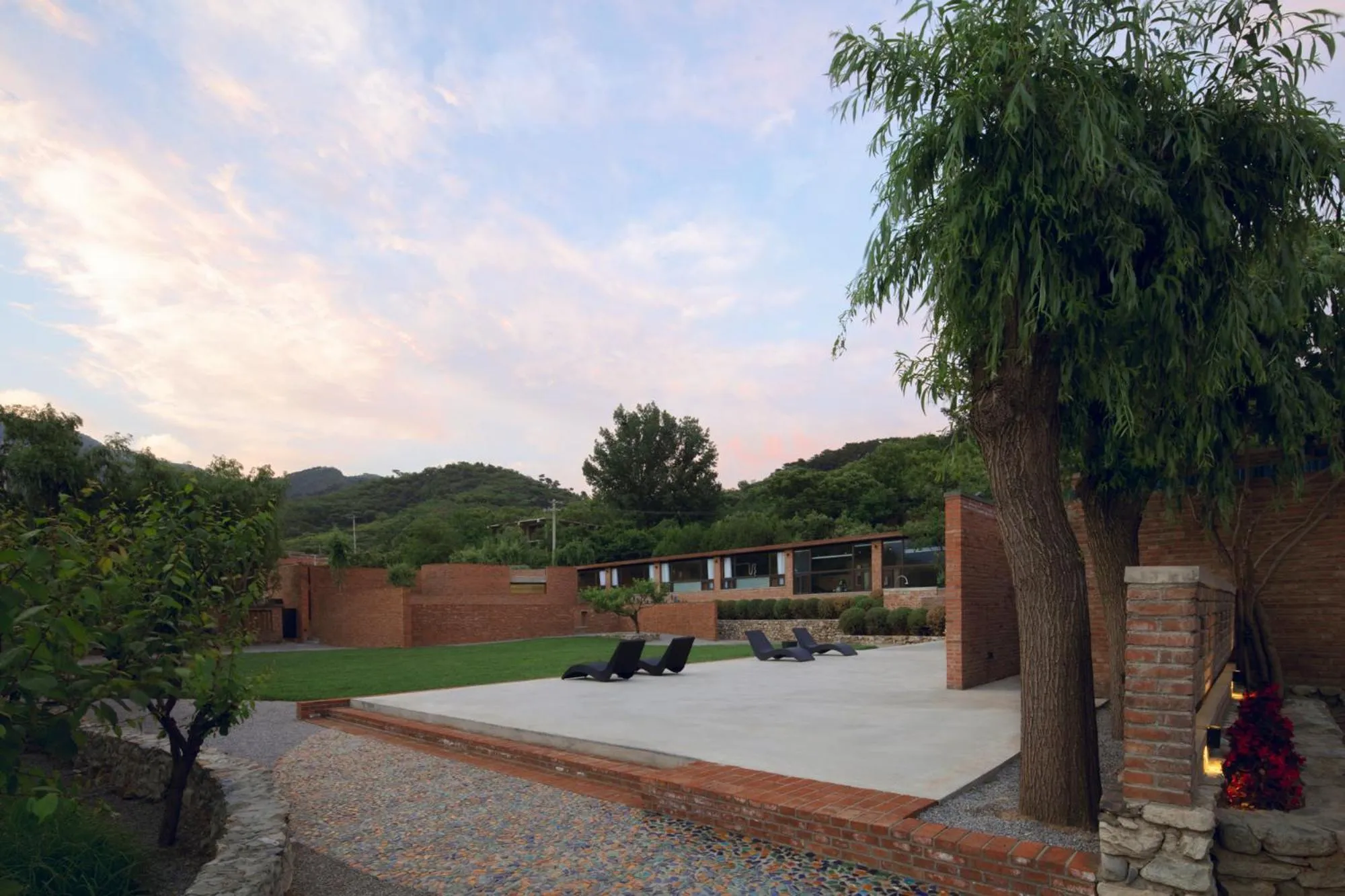 Garden view in Brickyard Retreat at Mutianyu Great Wall Adjoin to Mutianyu Great Wall - Room with the View of Great Wall - Jacuzzi with the View of Great Wall - Vehicle Shuttle Service - International Catering - SPA& Nail Beauty Facilities