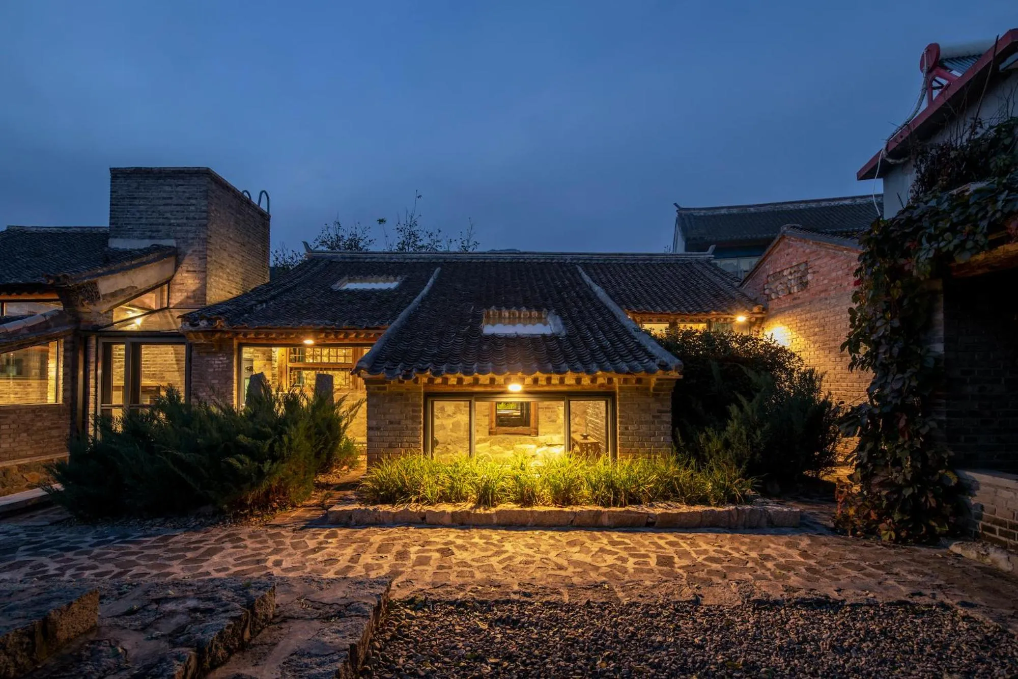 Property building in Brickyard Retreat at Mutianyu Great Wall Adjoin to Mutianyu Great Wall - Room with the View of Great Wall - Jacuzzi with the View of Great Wall - Vehicle Shuttle Service - International Catering - SPA& Nail Beauty Facilities