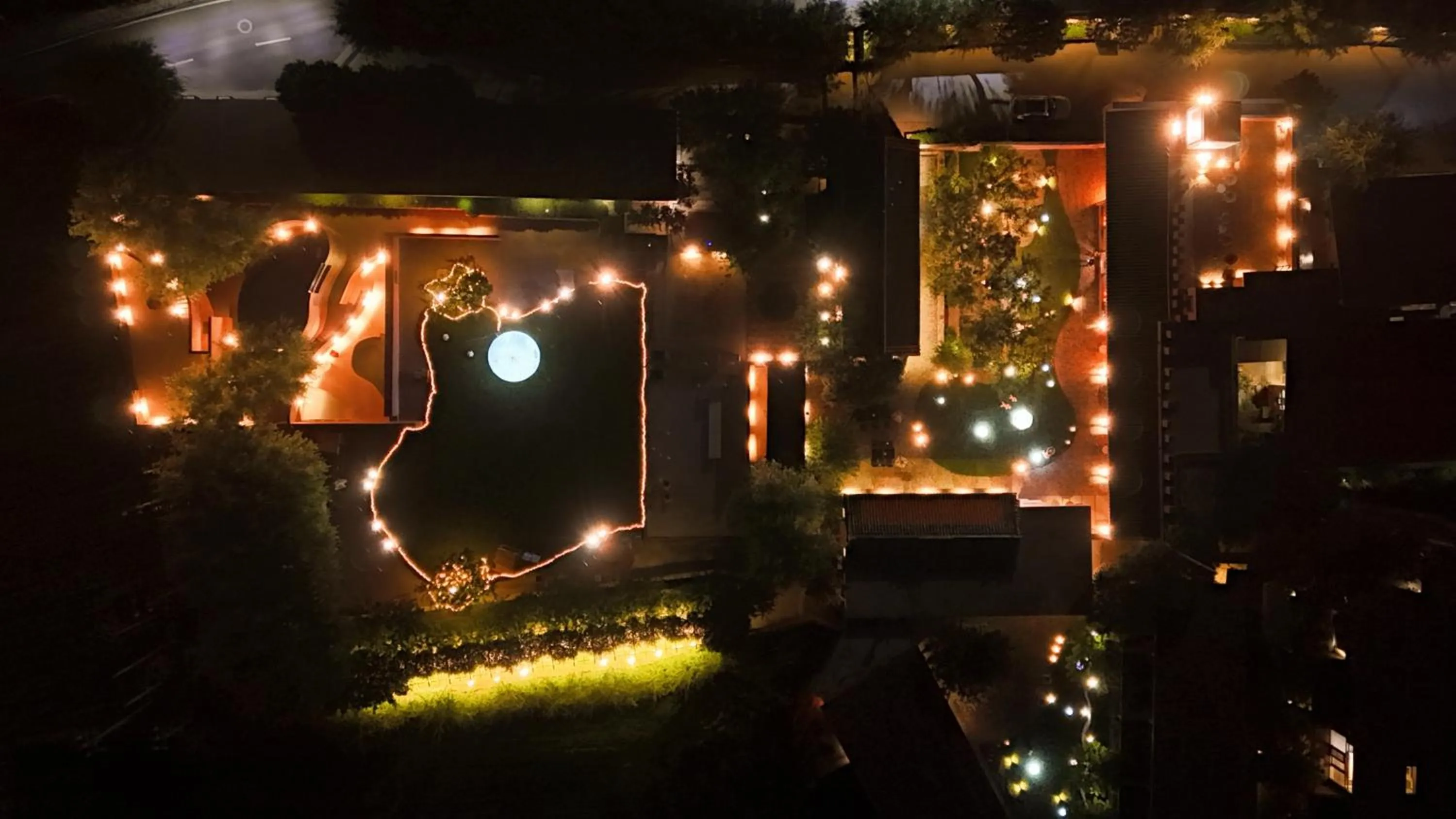 Night in Brickyard Retreat at Mutianyu Great Wall Adjoin to Mutianyu Great Wall - Room with the View of Great Wall - Jacuzzi with the View of Great Wall - Vehicle Shuttle Service - International Catering - SPA& Nail Beauty Facilities