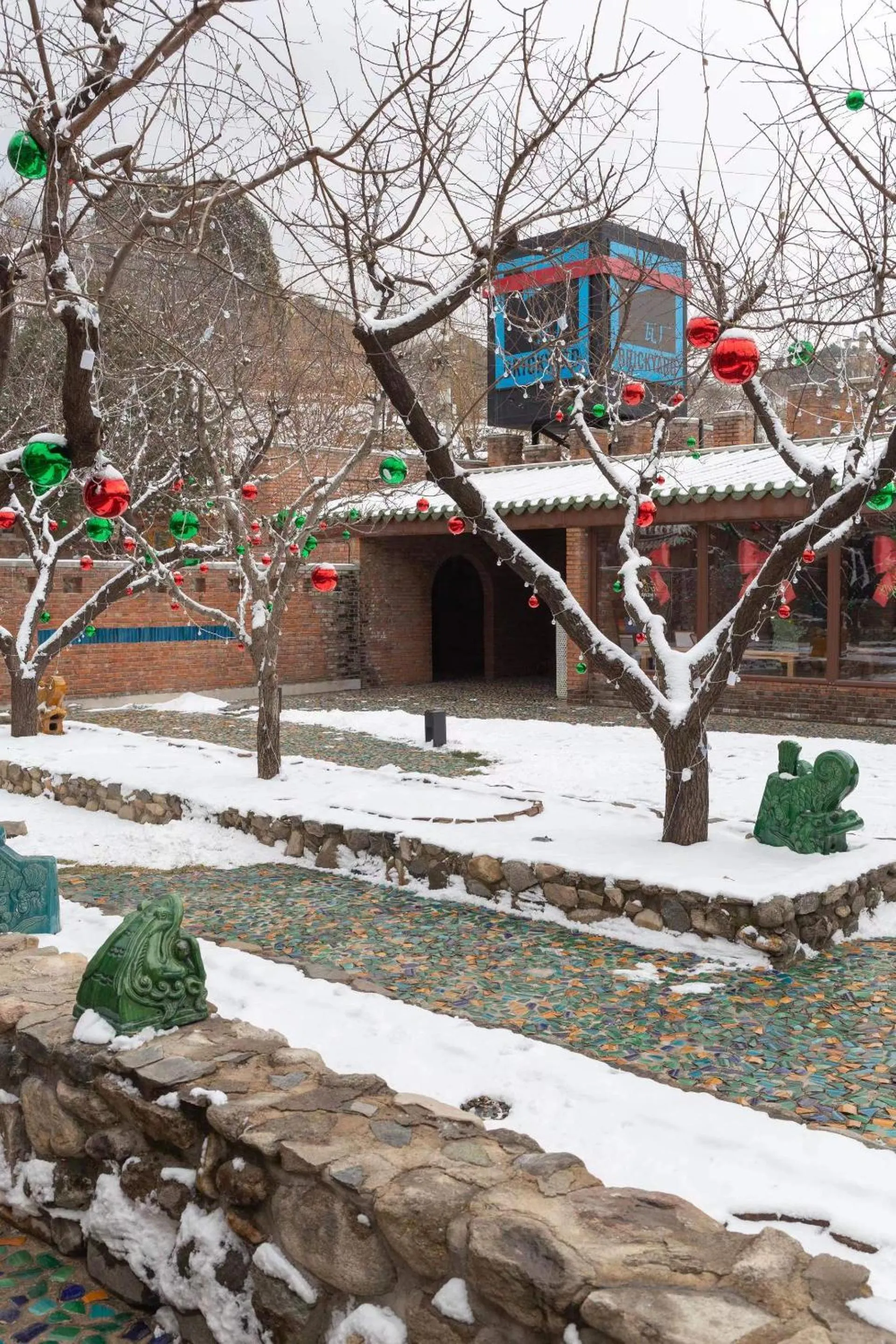 Property building in Brickyard Retreat at Mutianyu Great Wall Adjoin to Mutianyu Great Wall - Room with the View of Great Wall - Jacuzzi with the View of Great Wall - Vehicle Shuttle Service - International Catering - SPA& Nail Beauty Facilities