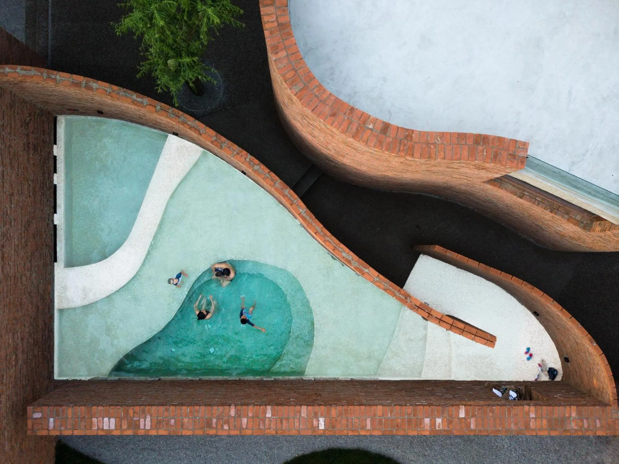 Hot Tub in Brickyard Retreat at Mutianyu Great Wall Adjoin to Mutianyu Great Wall - Room with the View of Great Wall - Jacuzzi with the View of Great Wall - Vehicle Shuttle Service - International Catering - SPA& Nail Beauty Facilities