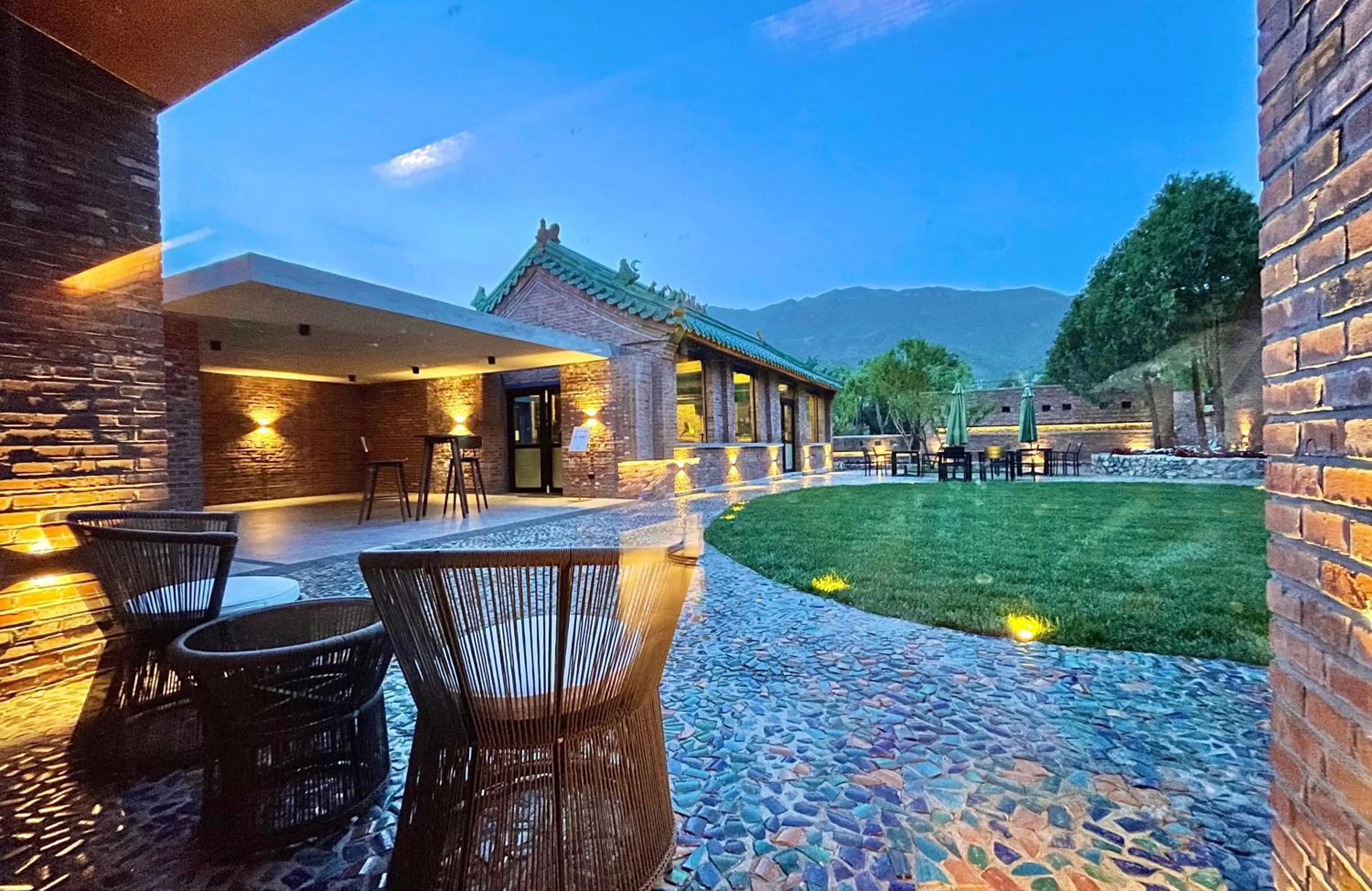 Garden in Brickyard Retreat at Mutianyu Great Wall Adjoin to Mutianyu Great Wall - Room with the View of Great Wall - Jacuzzi with the View of Great Wall - Vehicle Shuttle Service - International Catering - SPA& Nail Beauty Facilities