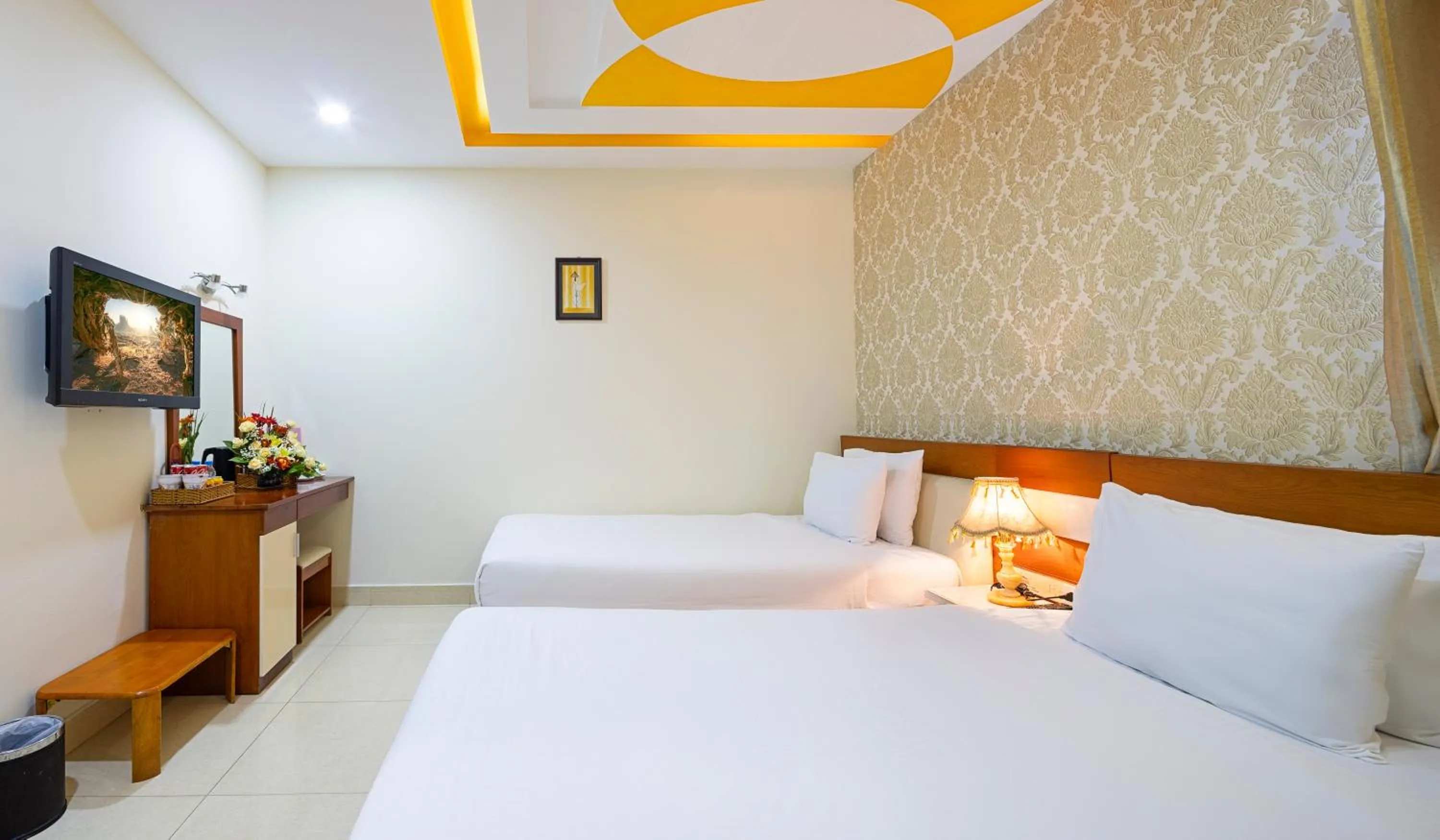 Photo of the whole room, Bed in Boss Palace Hotel