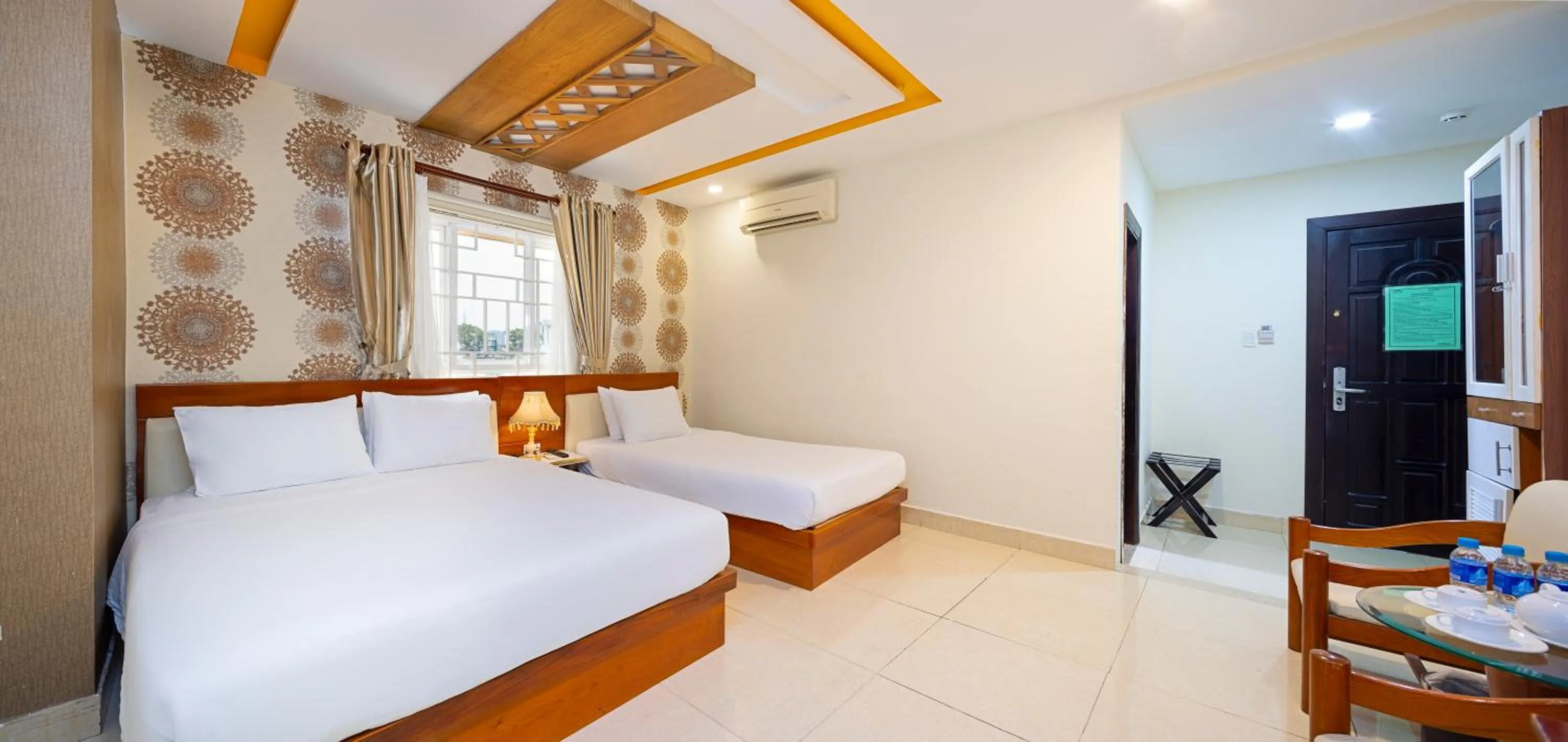 Photo of the whole room, Bed in Boss Palace Hotel