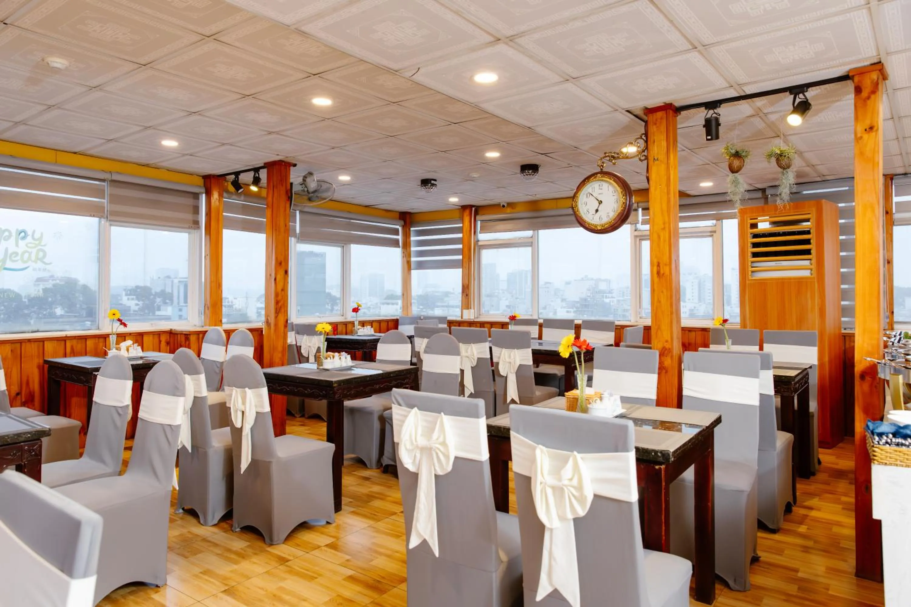 Restaurant/places to eat in Boss Palace Hotel