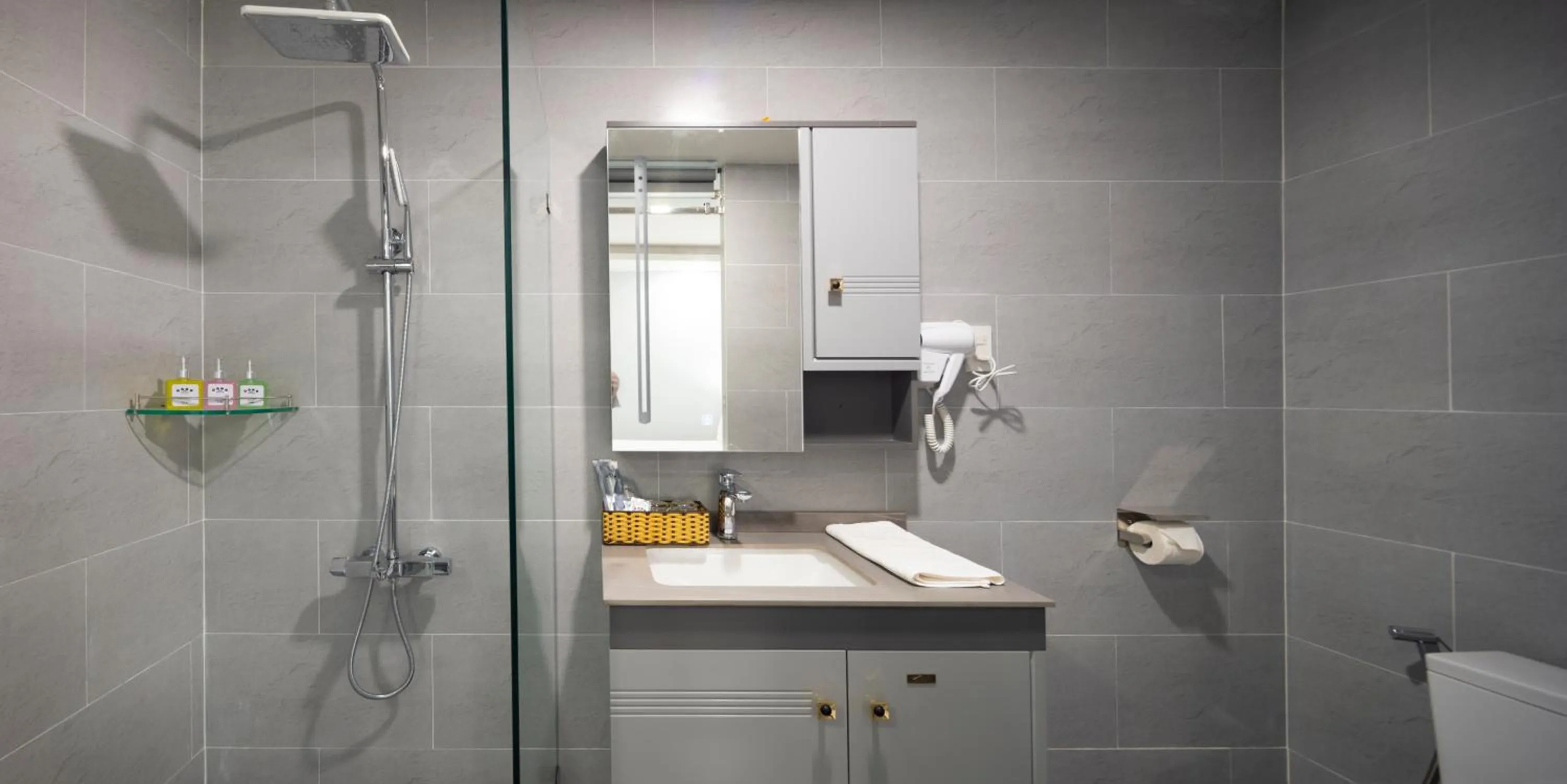 Shower in Boss Palace Hotel