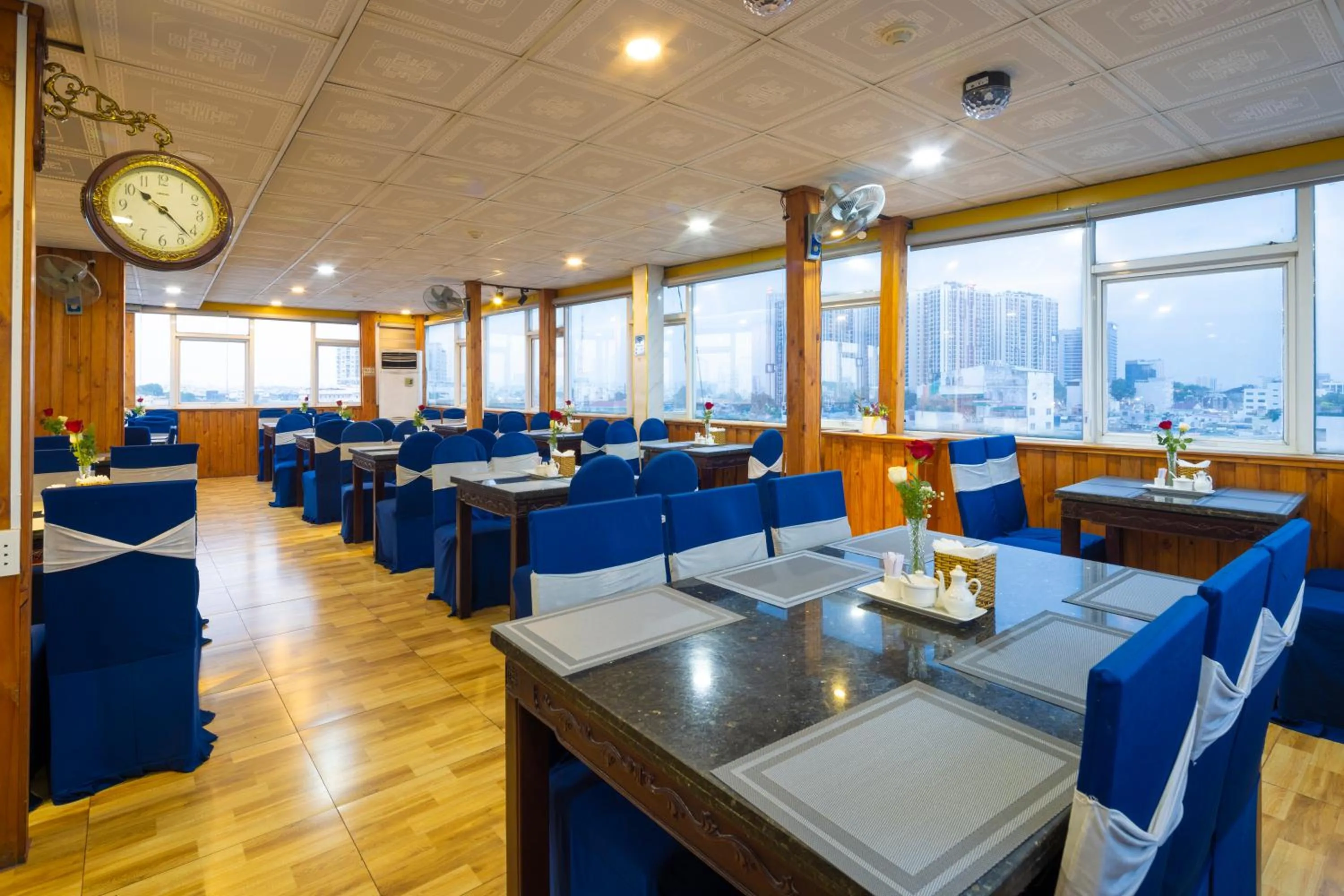 Restaurant/places to eat in Boss Palace Hotel