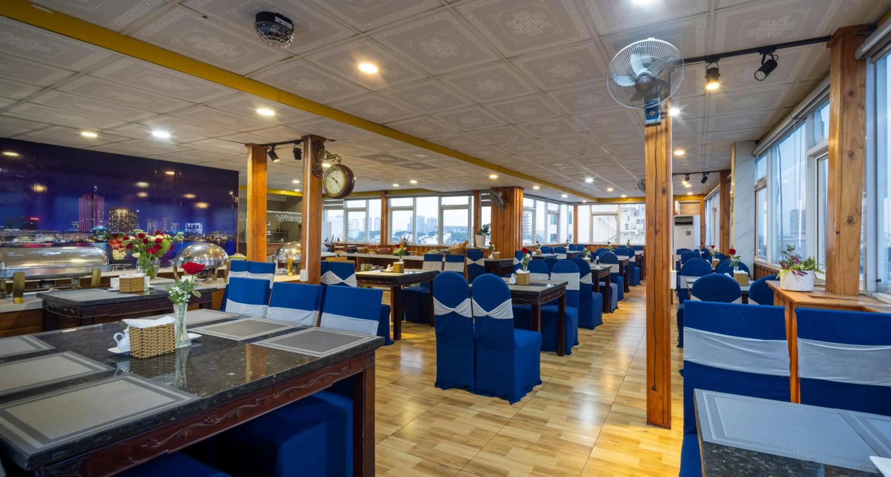 Restaurant/places to eat in Boss Palace Hotel