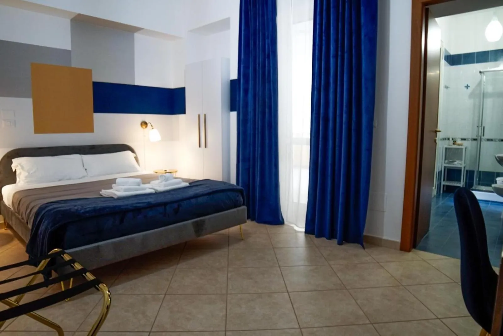 Bathroom, Bed in MATTEOTTI ROOMS