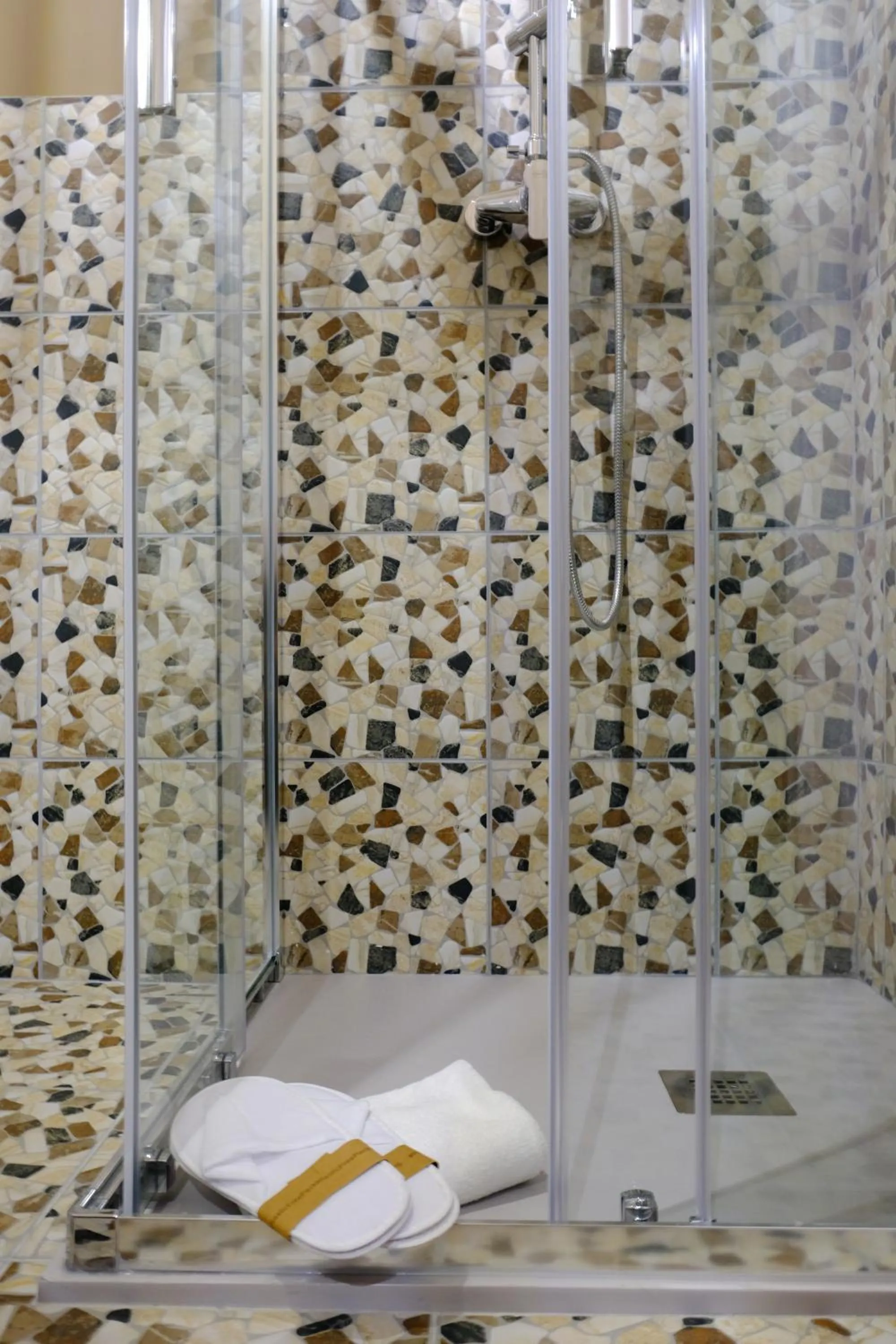 Shower in MATTEOTTI ROOMS