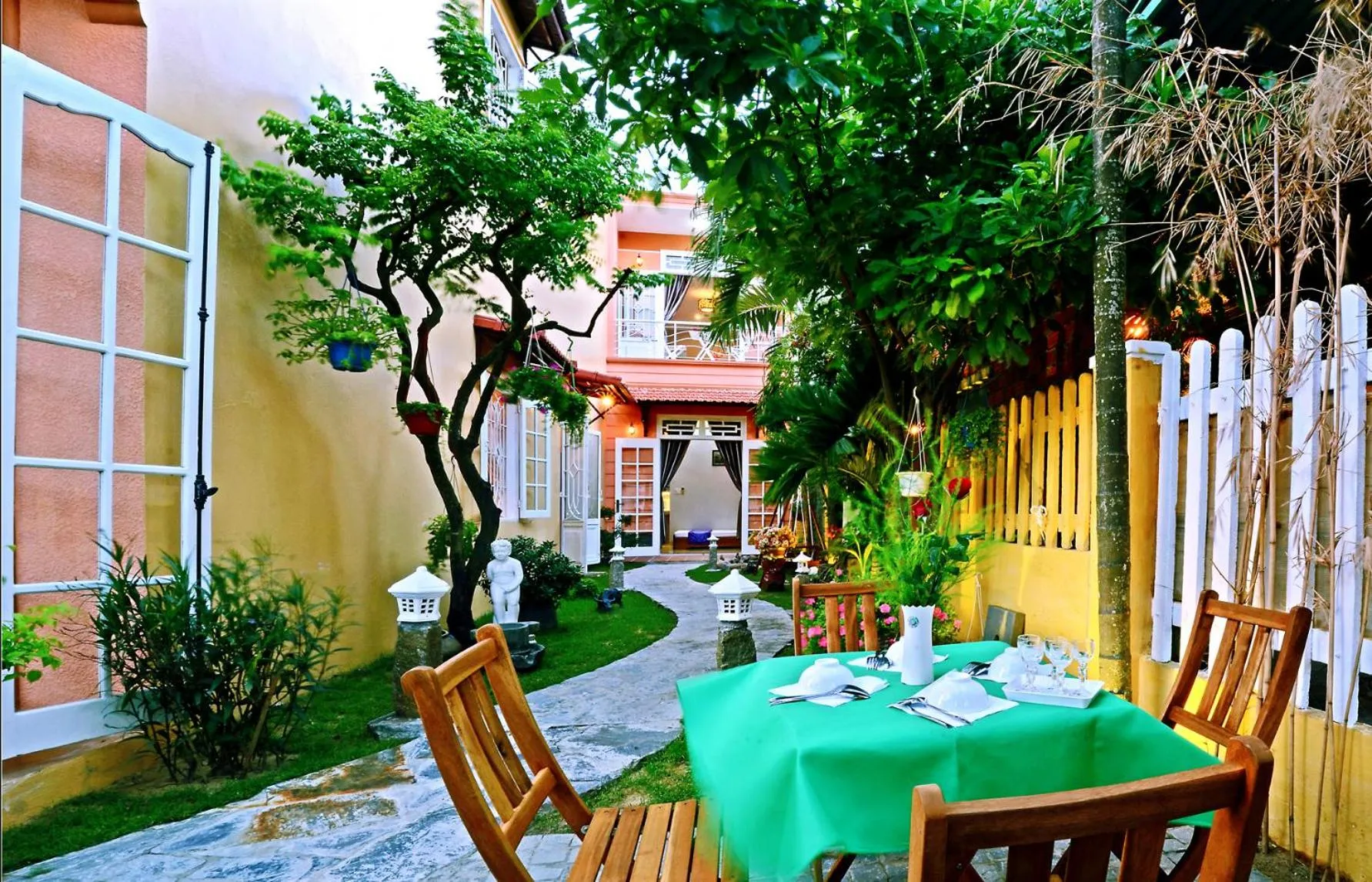 Restaurant/places to eat in Green Garden Homestay