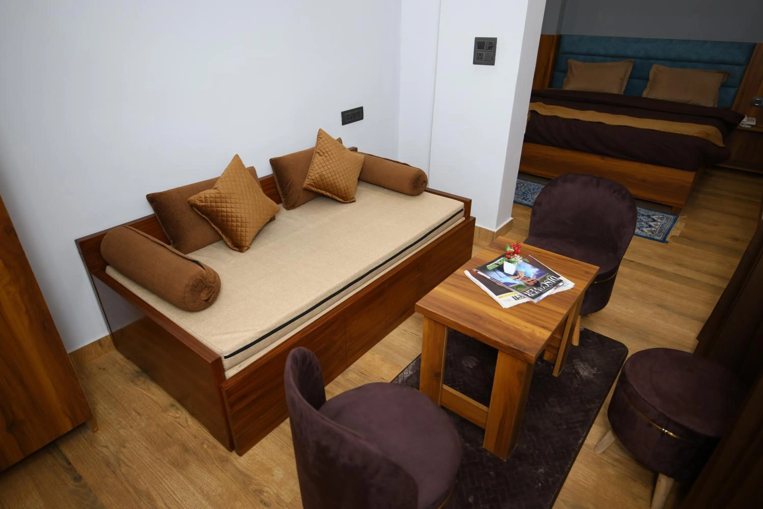 Living room, Bed in Hotel Mahadev Rishikesh