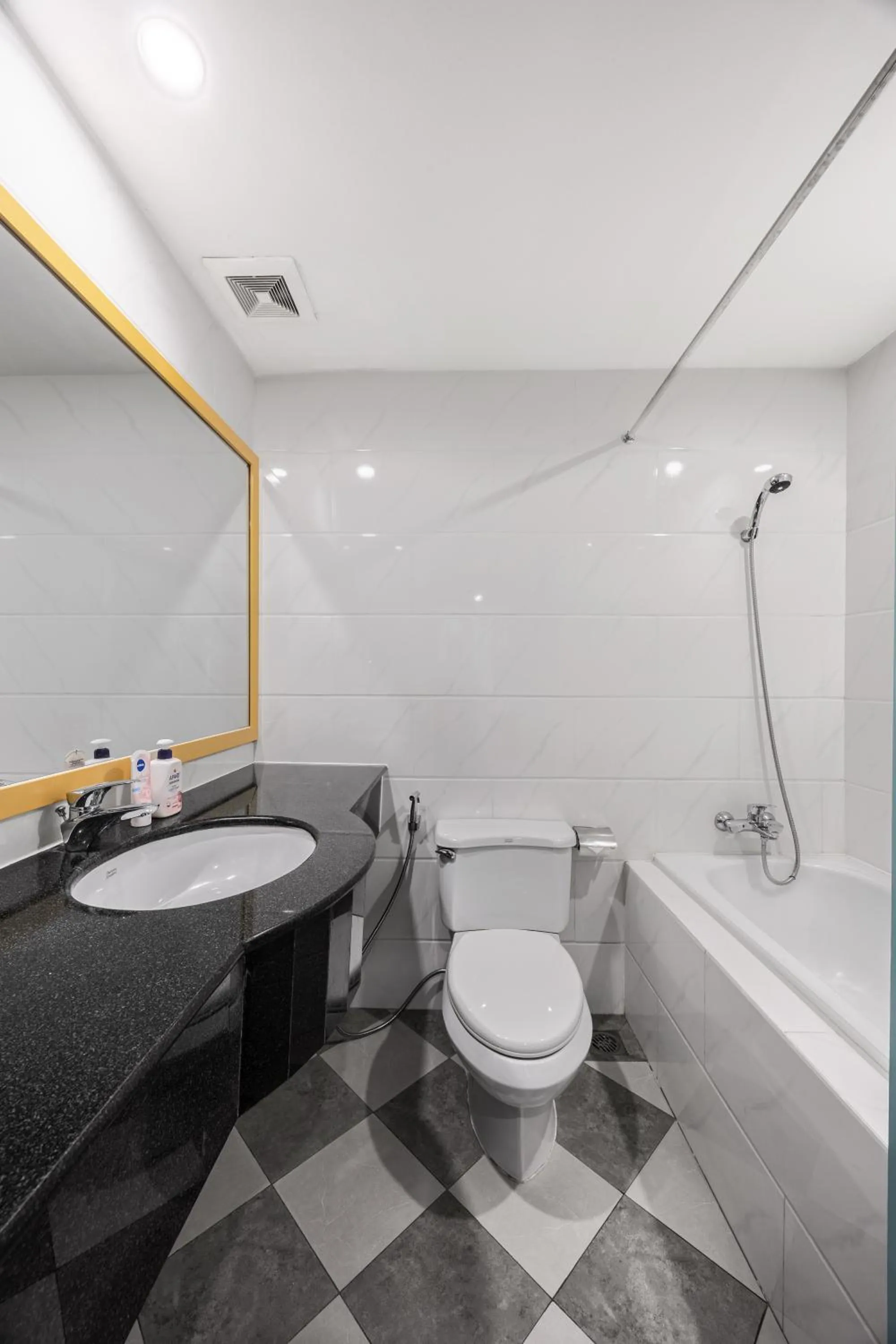 Shower in A25 Hotel - 55 Lê Anh Xuân