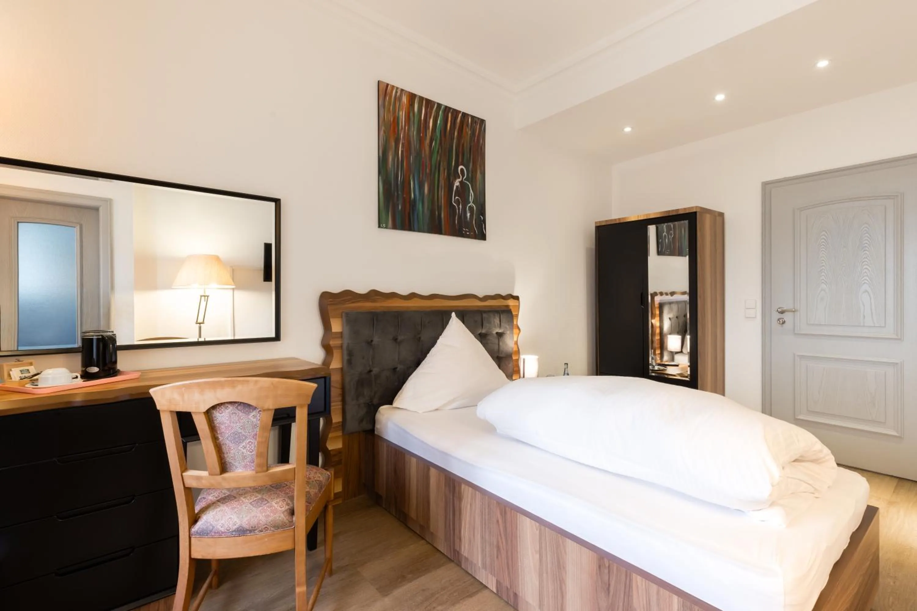 Photo of the whole room, Bed in Eventlocation & Hotel Schloss Neuburg