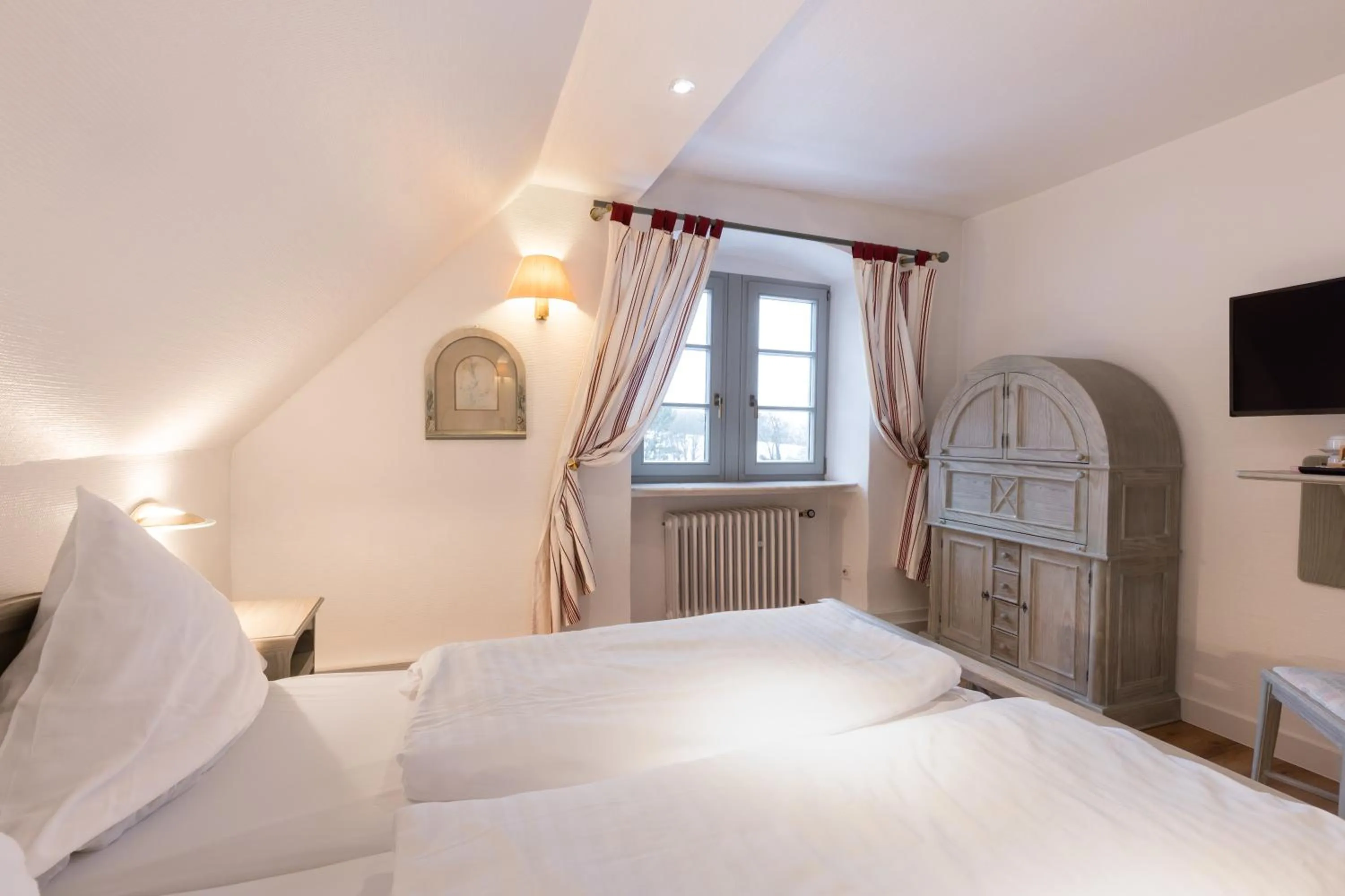 Photo of the whole room, Bed in Eventlocation & Hotel Schloss Neuburg