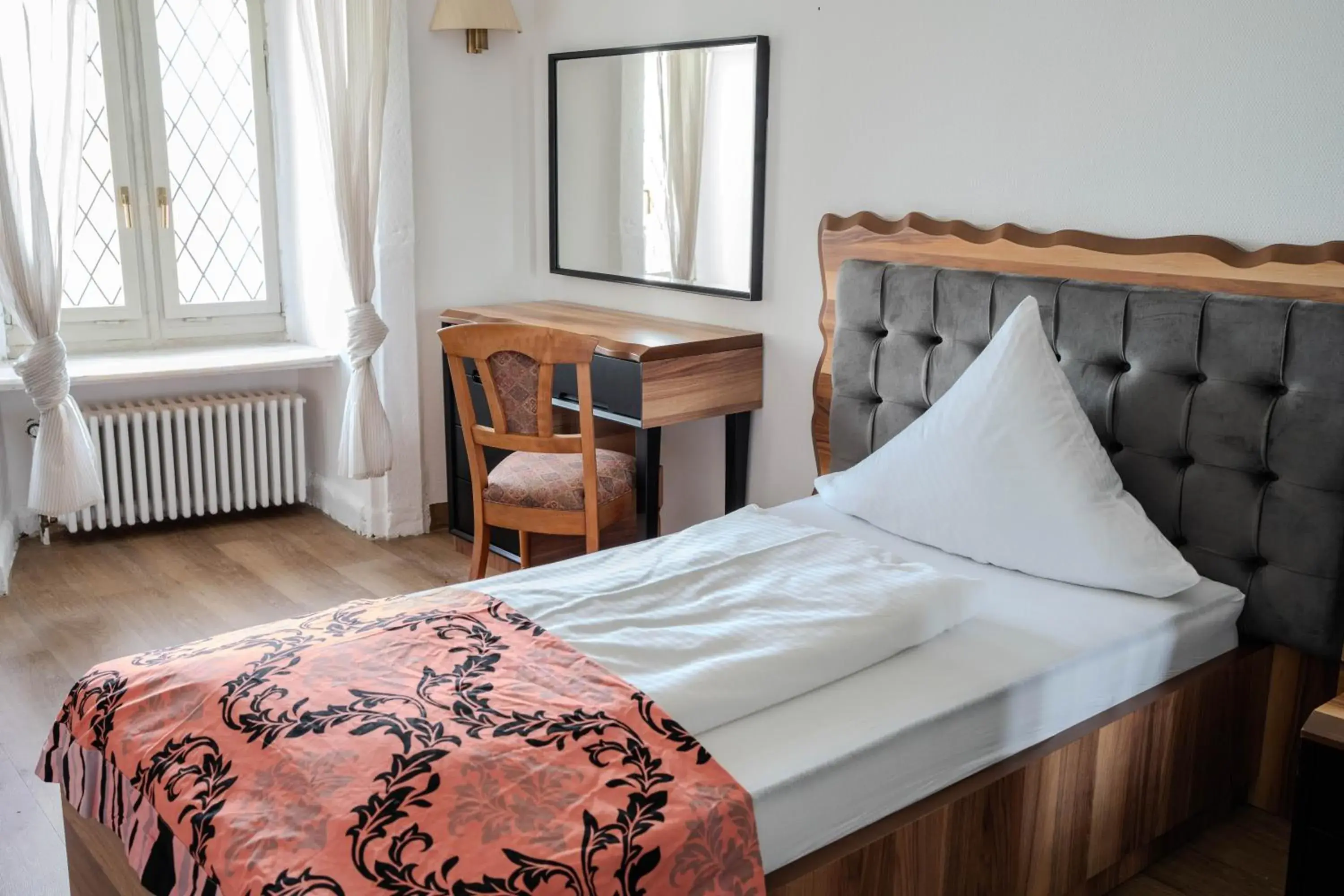 Standard Single Room - single occupancy in Eventlocation & Hotel Schloss Neuburg Standard Single Room - single occupancy in Eventlocation & Hotel Schloss Neuburg