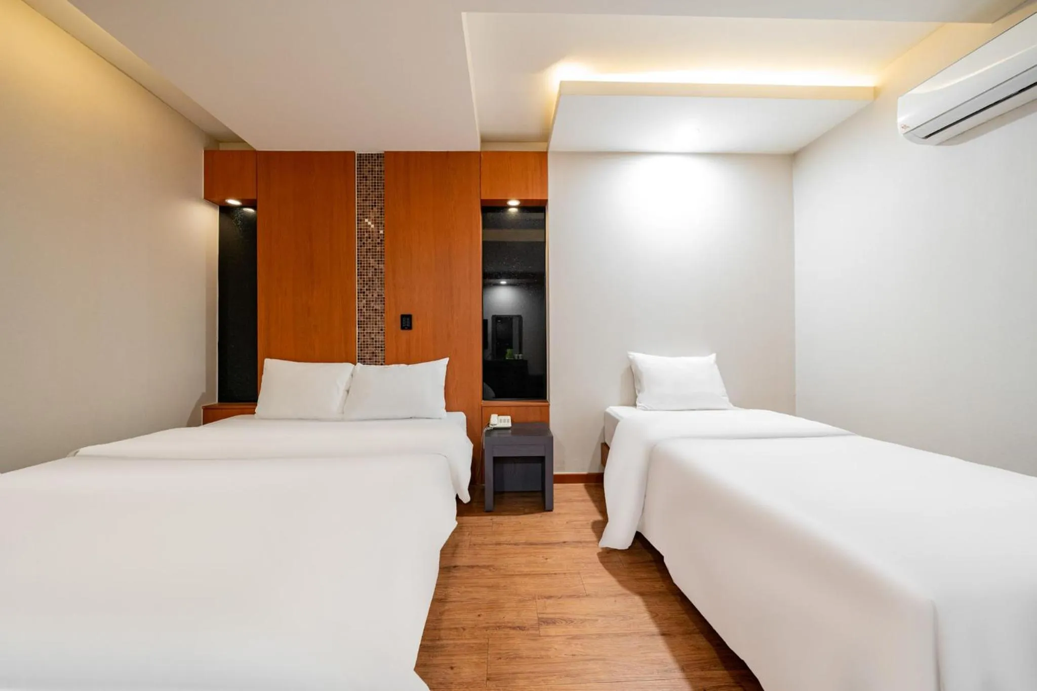 Photo of the whole room, Bed in incheon Airport Hotel June