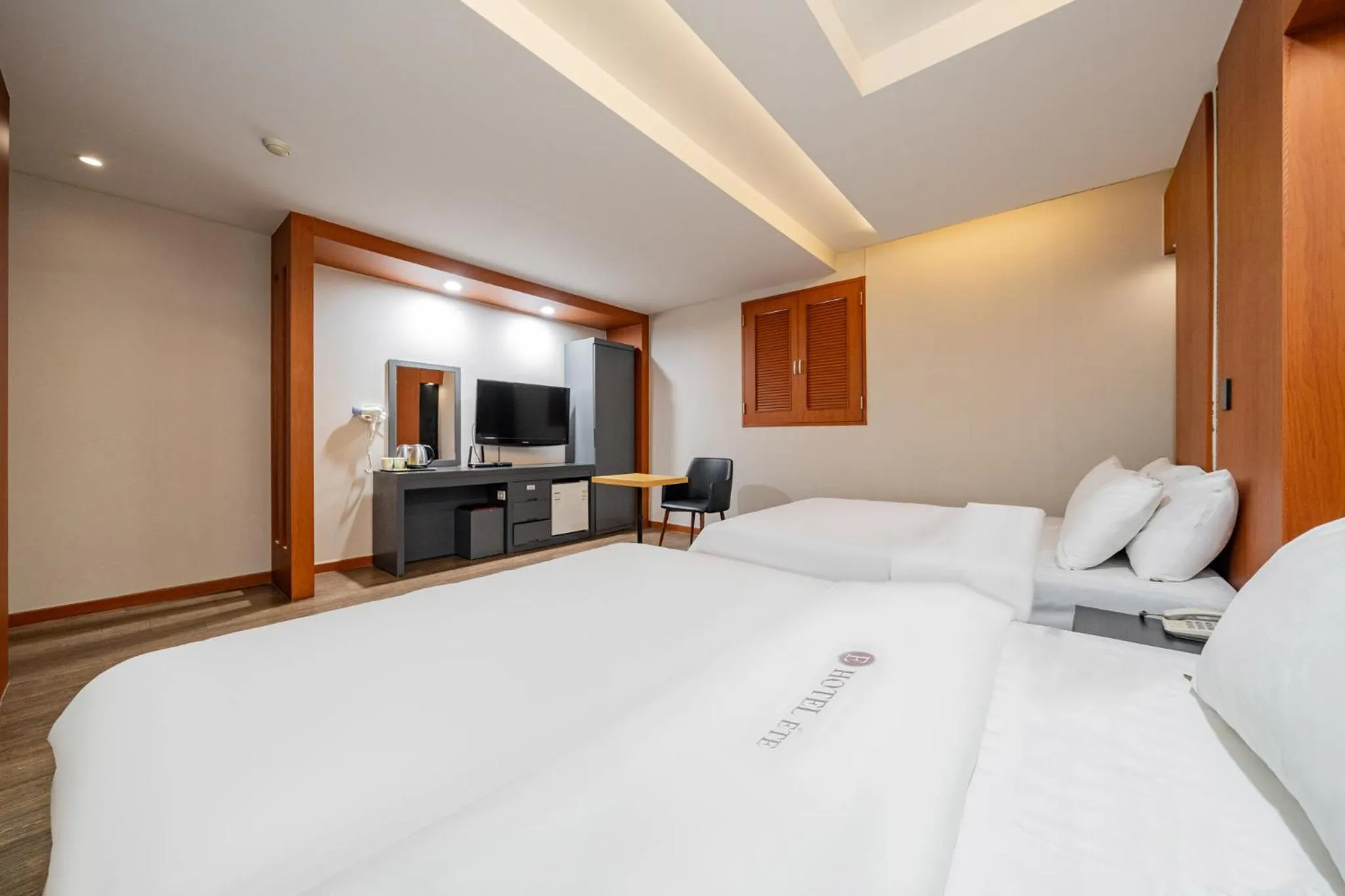 Photo of the whole room, Bed in incheon Airport Hotel June