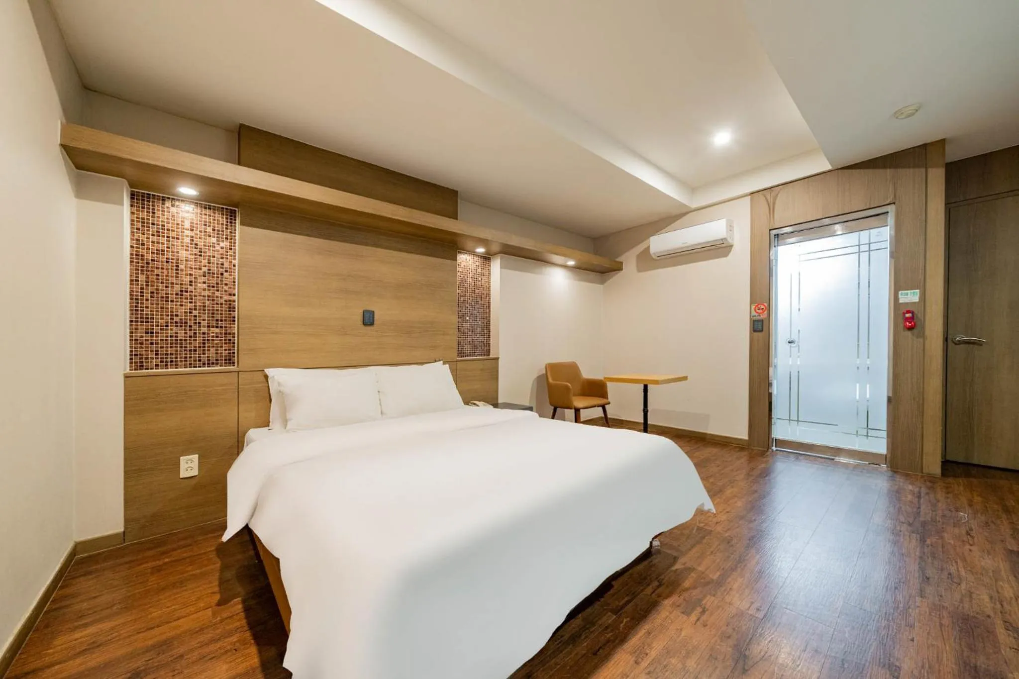 Photo of the whole room, Bed in incheon Airport Hotel June