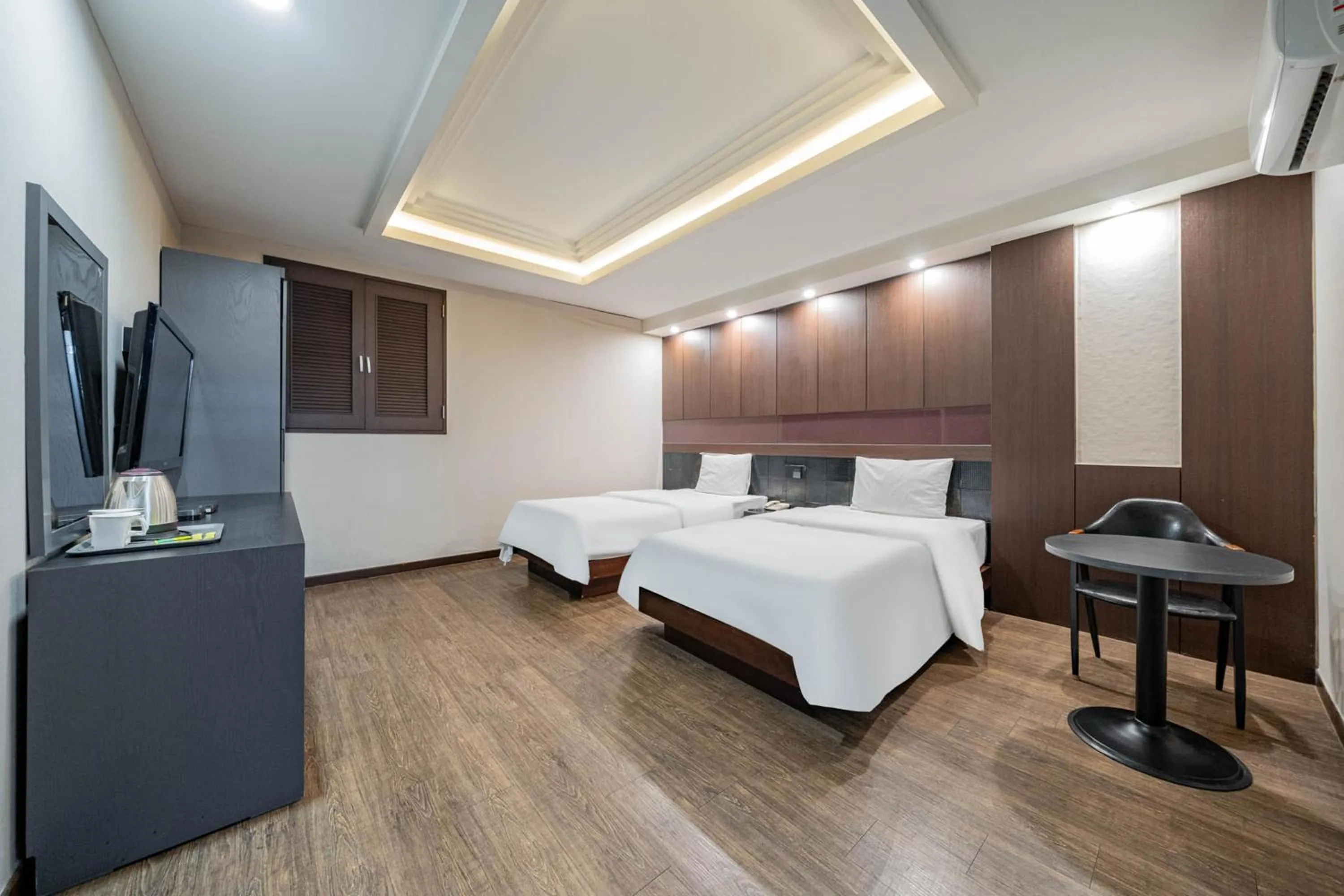 Bed in incheon Airport Hotel June
