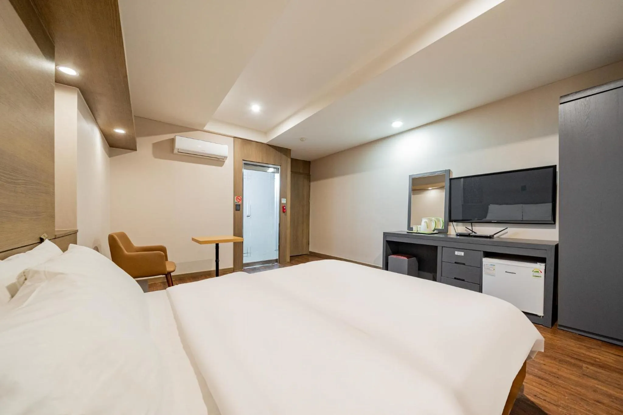 Photo of the whole room, Bed in incheon Airport Hotel June
