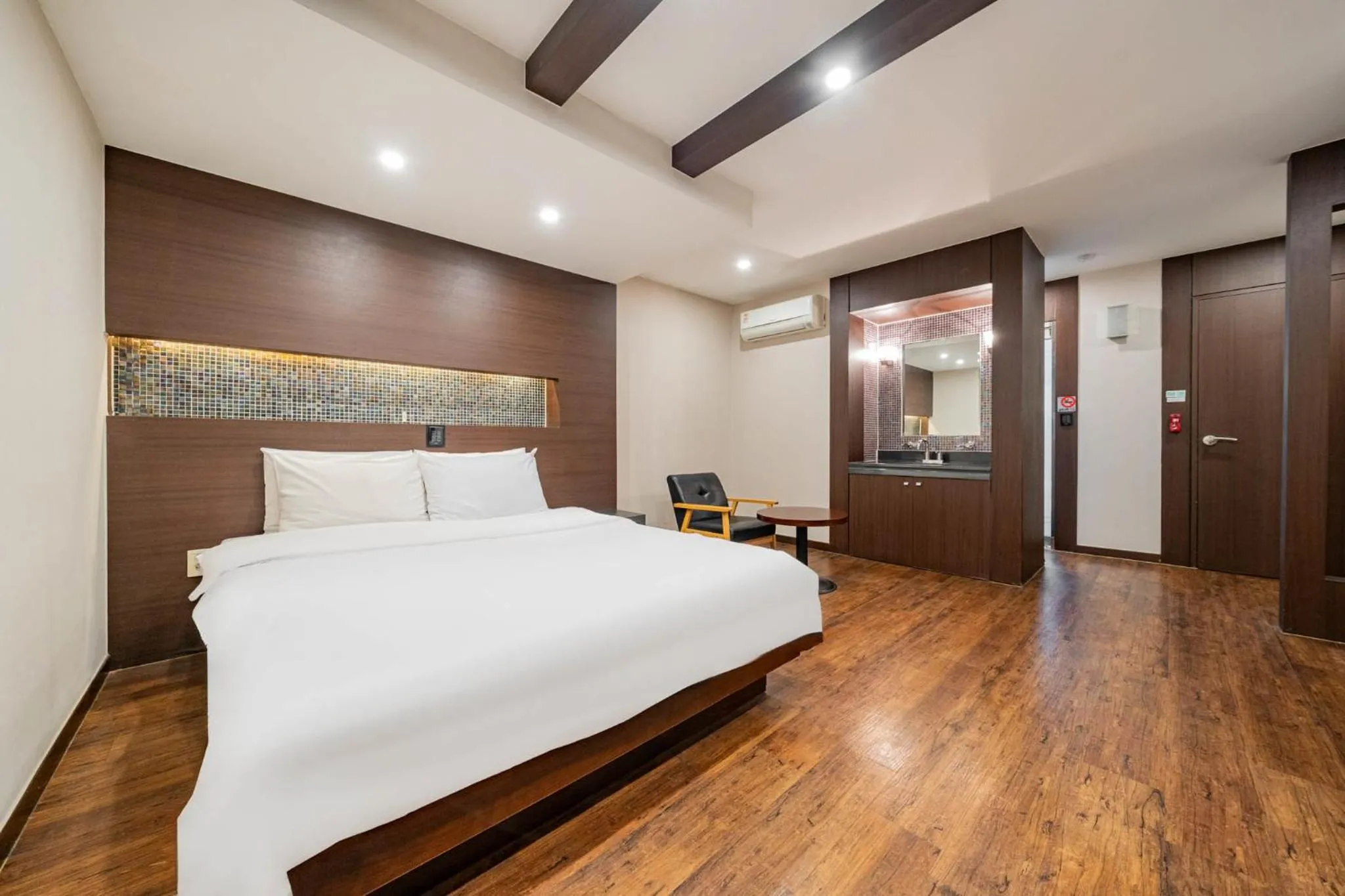Photo of the whole room, Bed in incheon Airport Hotel June