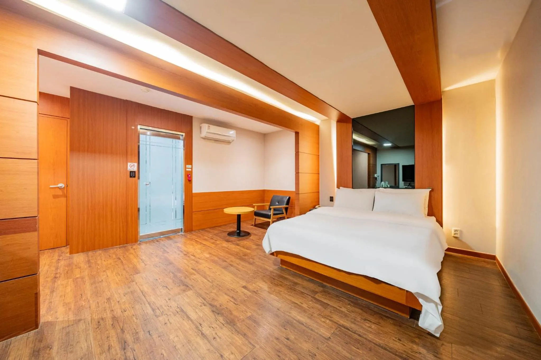 Photo of the whole room, Bed in incheon Airport Hotel June
