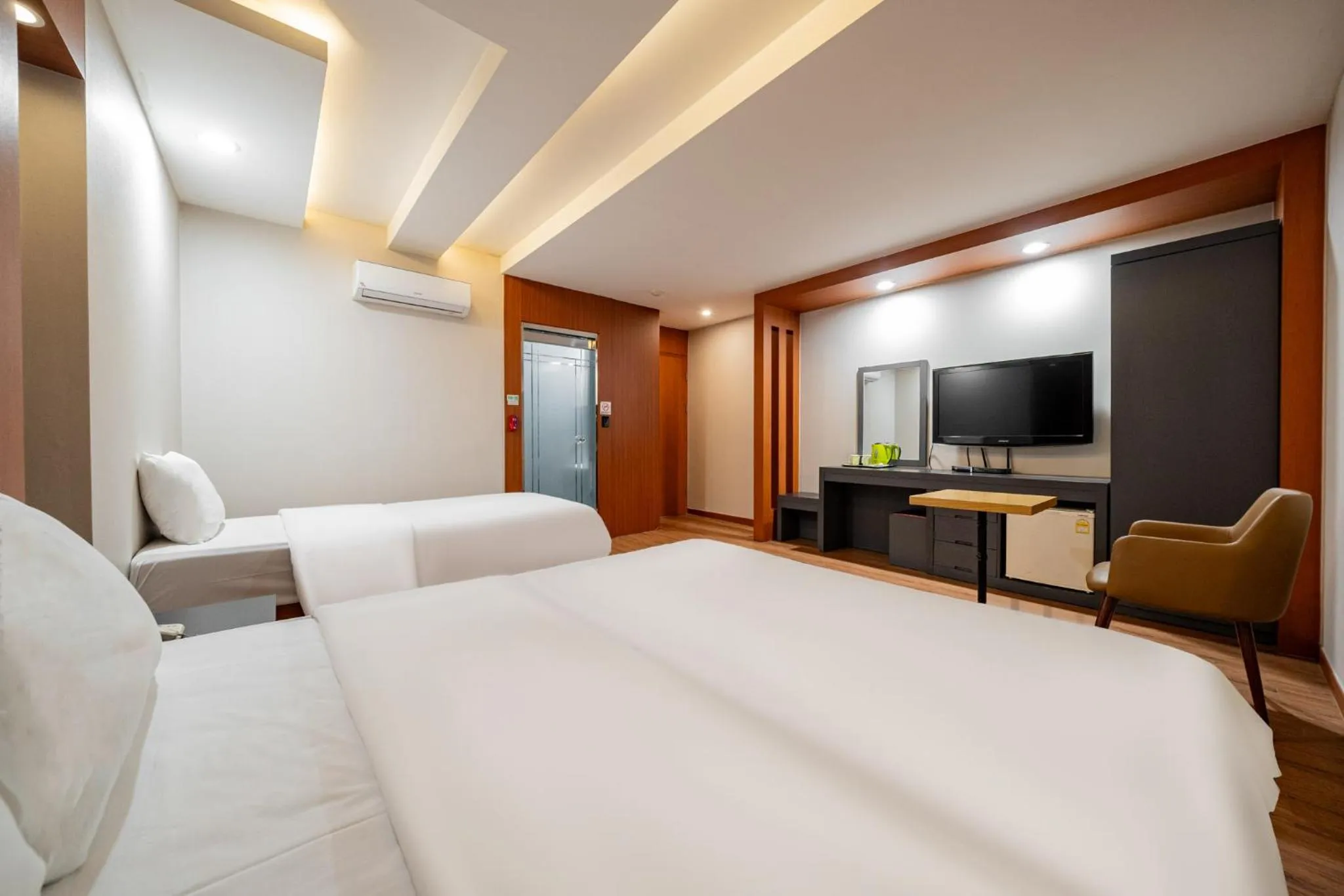 Bed in incheon Airport Hotel June