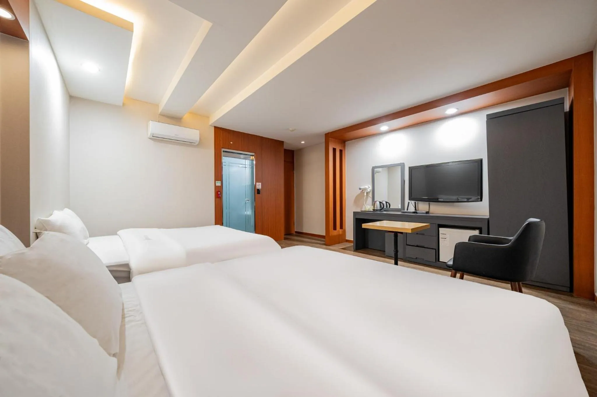 Photo of the whole room, Bed in incheon Airport Hotel June
