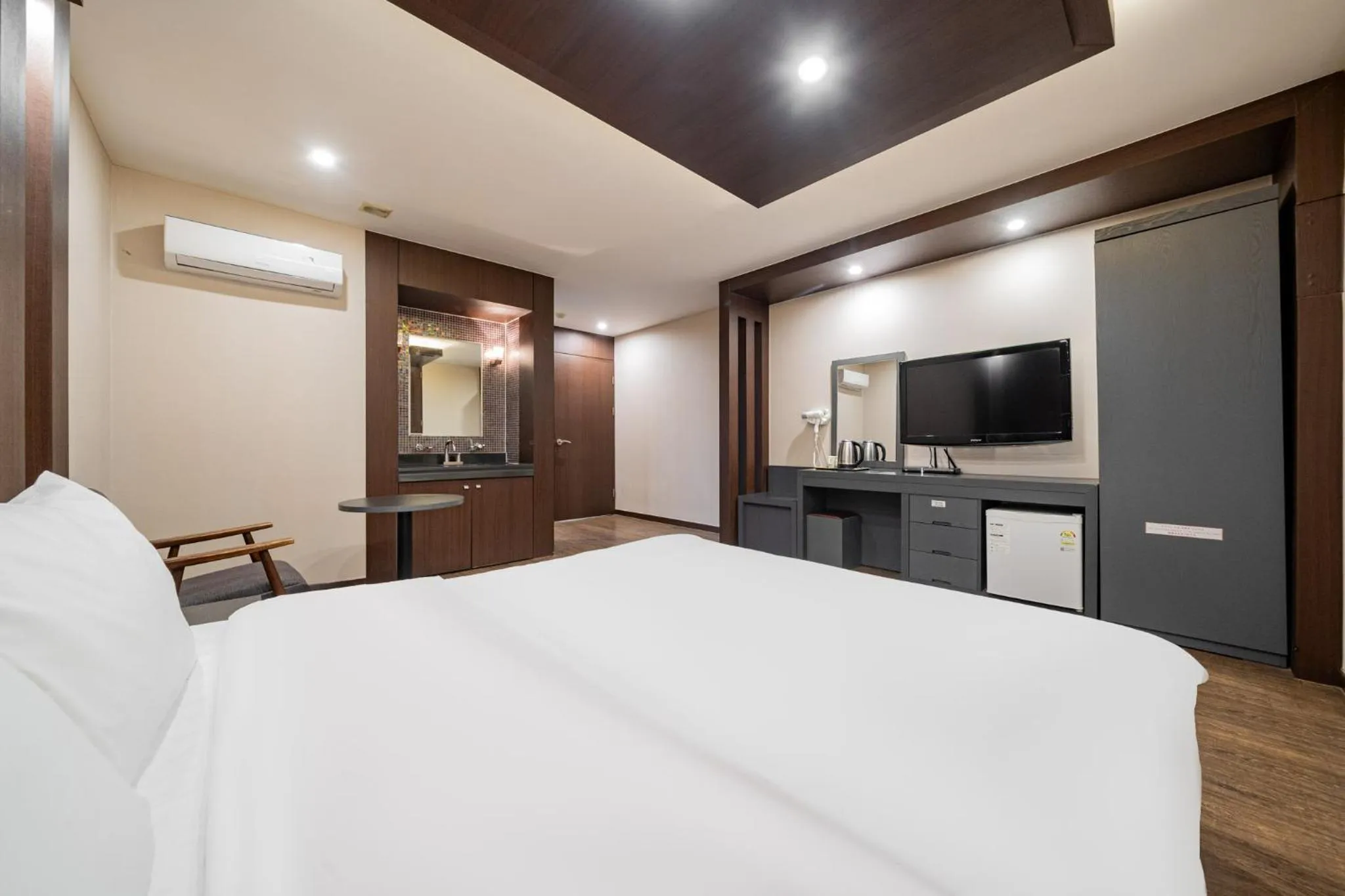 Photo of the whole room, Bed in incheon Airport Hotel June