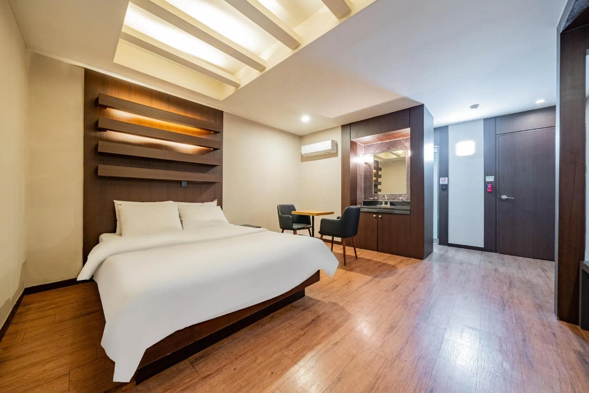 Photo of the whole room, Bed in incheon Airport Hotel June