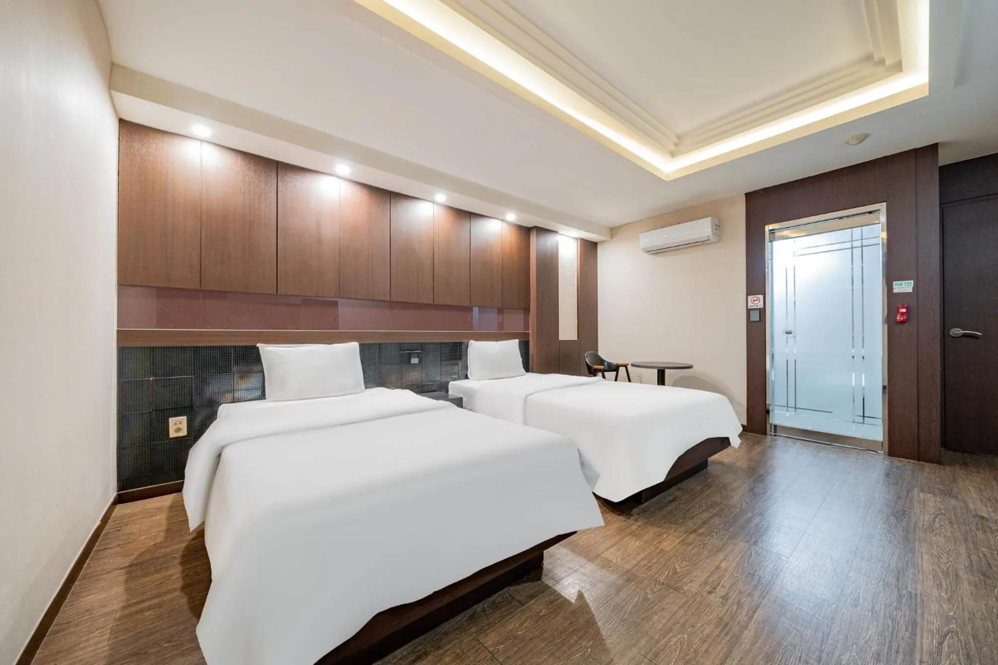 Photo of the whole room, Bed in incheon Airport Hotel June
