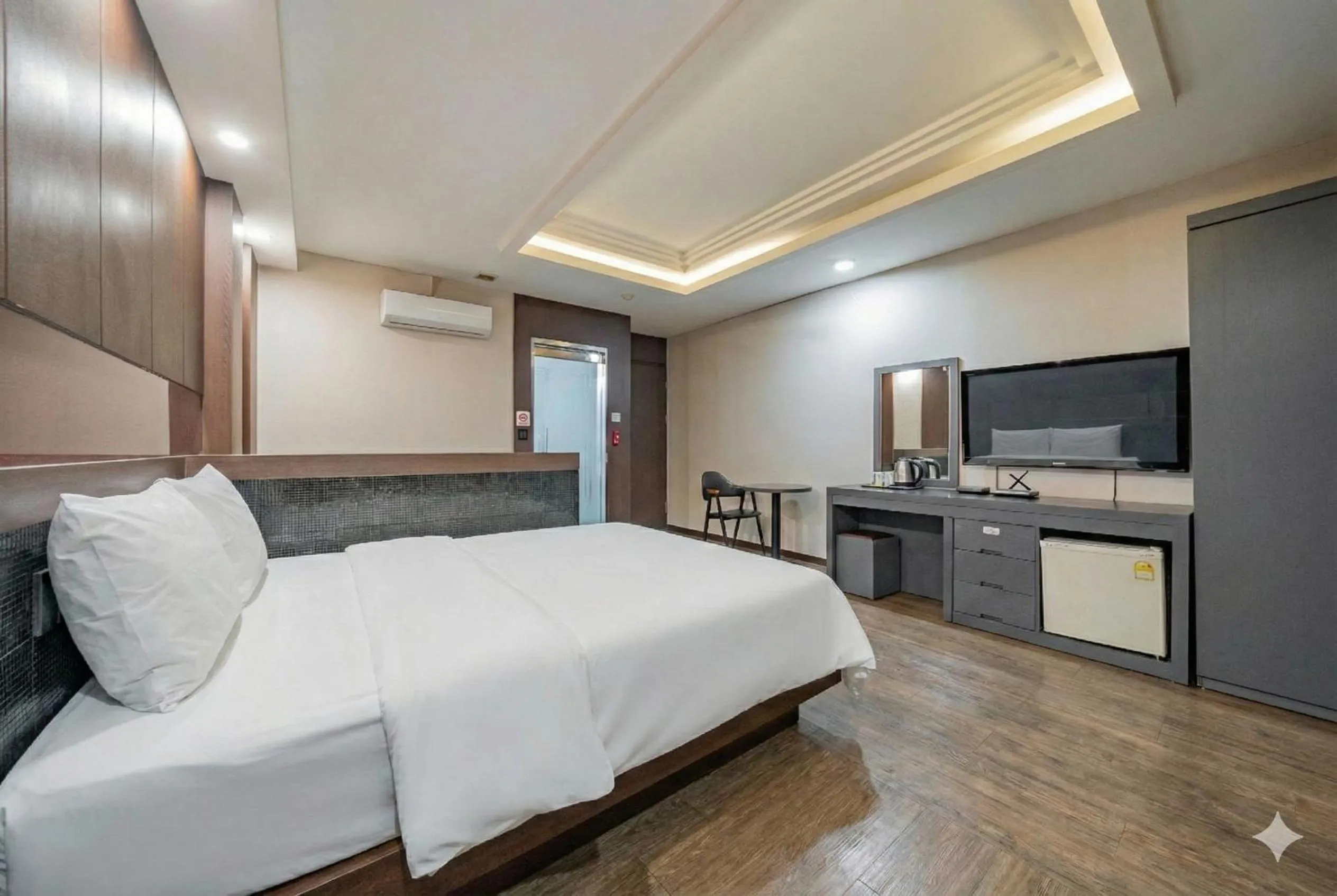 Photo of the whole room, Bed in incheon Airport Hotel June