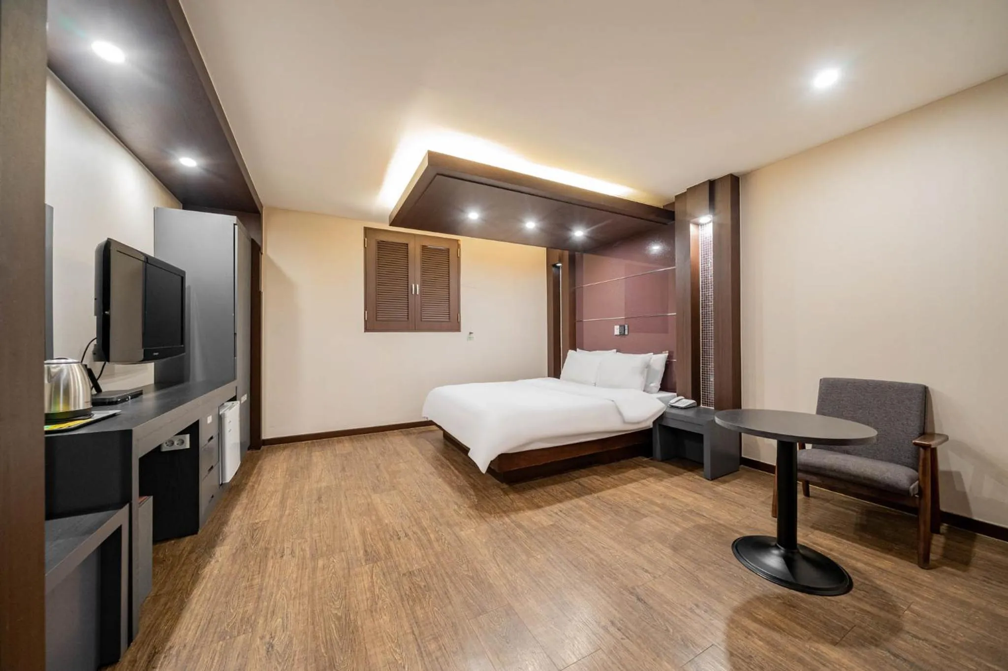 Photo of the whole room, Bed in incheon Airport Hotel June