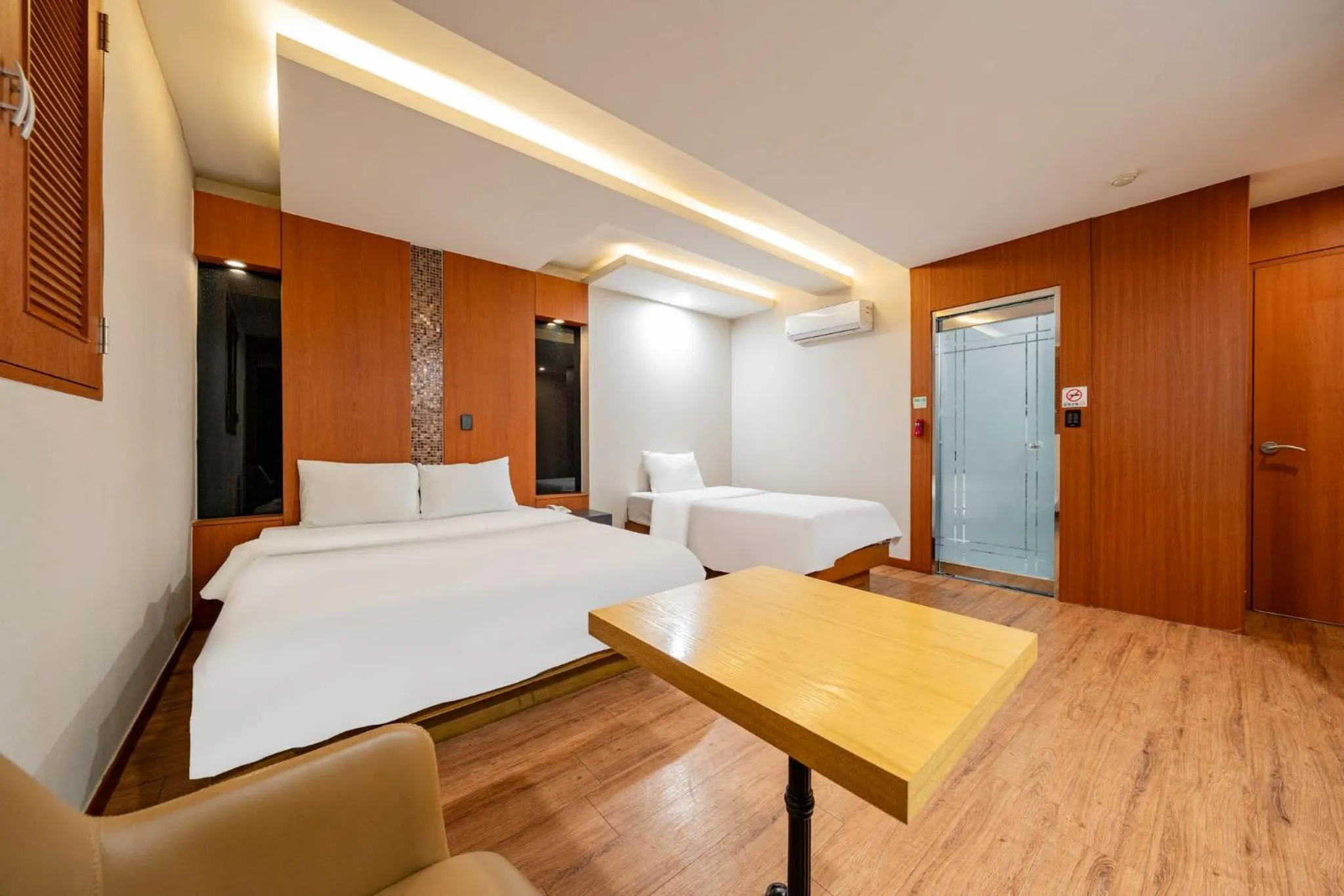 Photo of the whole room, Bed in incheon Airport Hotel June