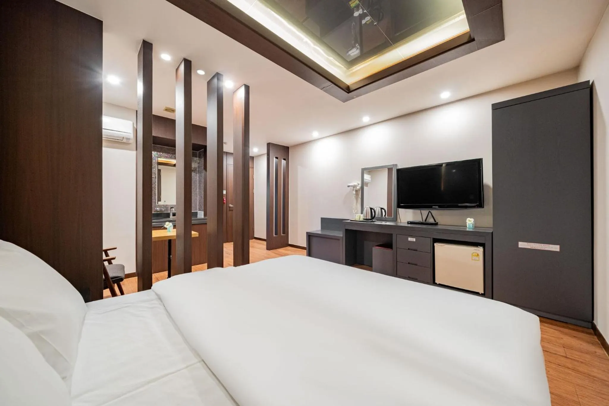 Photo of the whole room, Bed in incheon Airport Hotel June