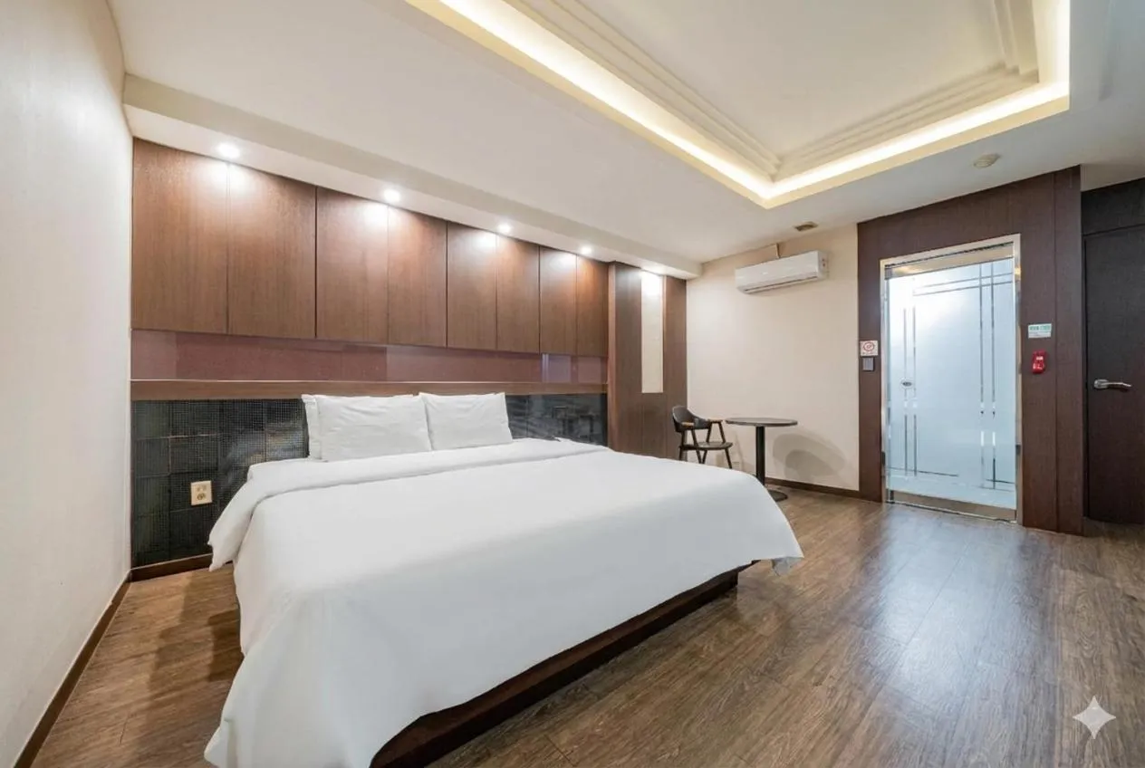 Photo of the whole room, Bed in incheon Airport Hotel June