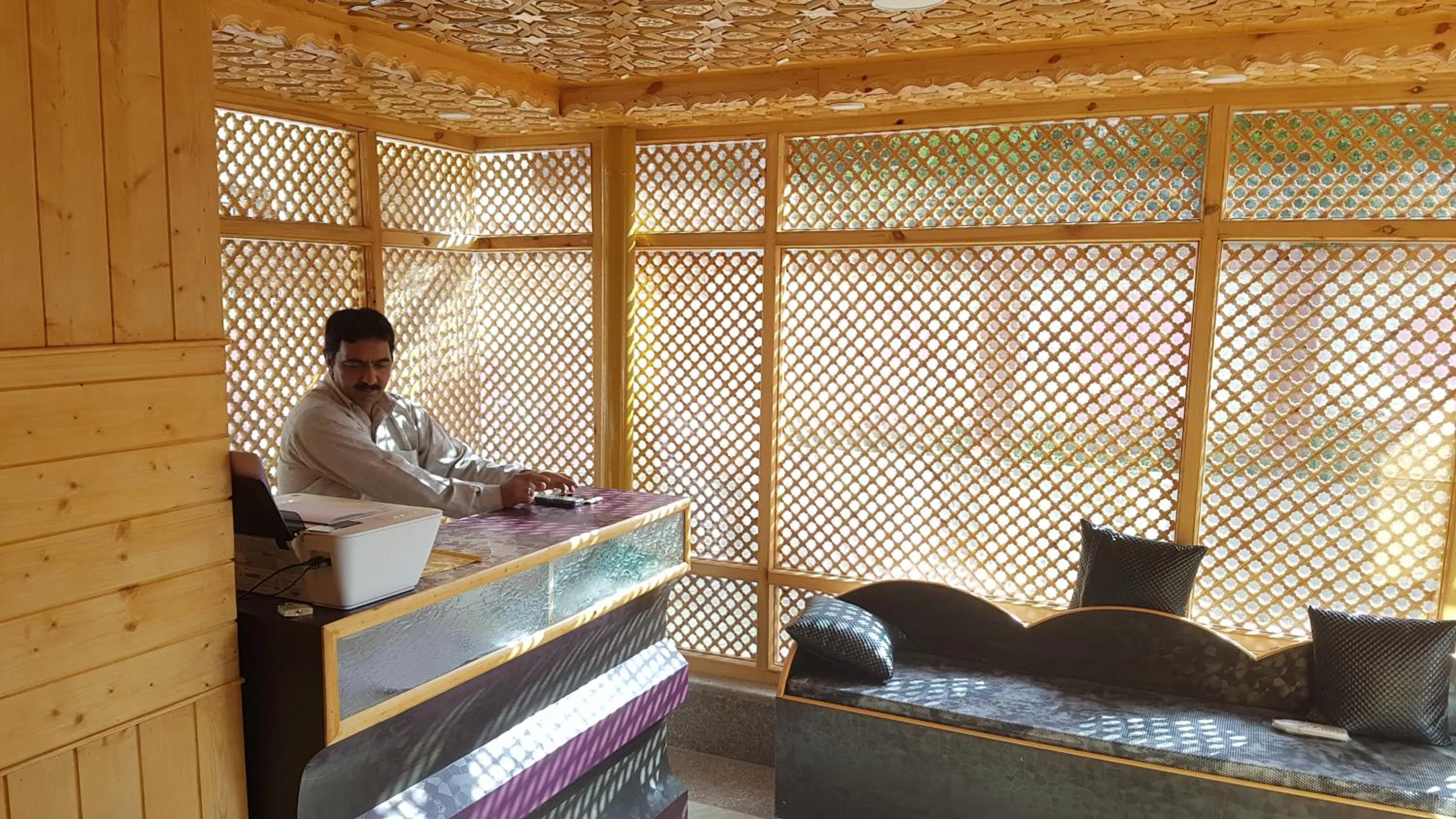 Restaurant/places to eat in Hotel Gulistan