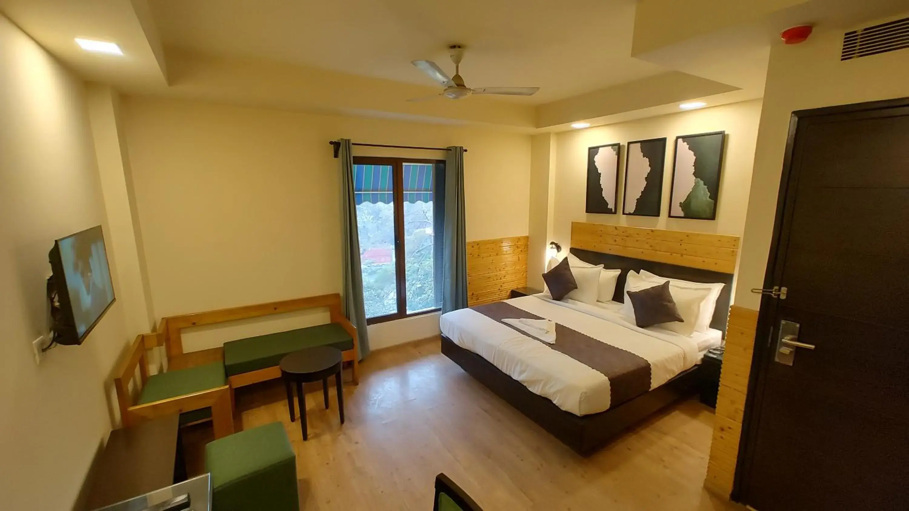 Family Room in Saltstayz Thyme Sukhdev Vihar, New Delhi Family Room in Saltstayz Thyme Sukhdev Vihar, New Delhi