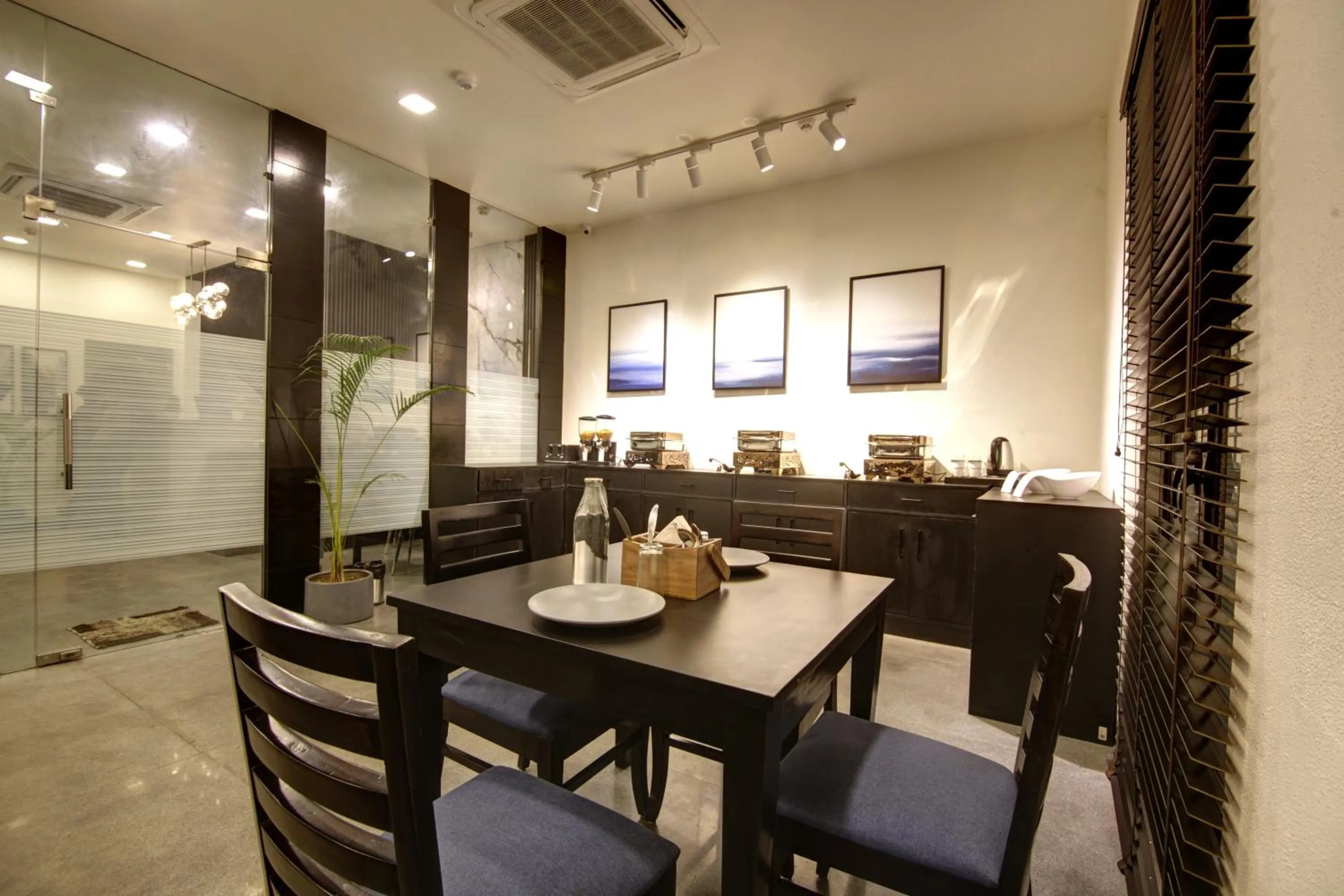 Dining area in Saltstayz Thyme Sukhdev Vihar, New Delhi