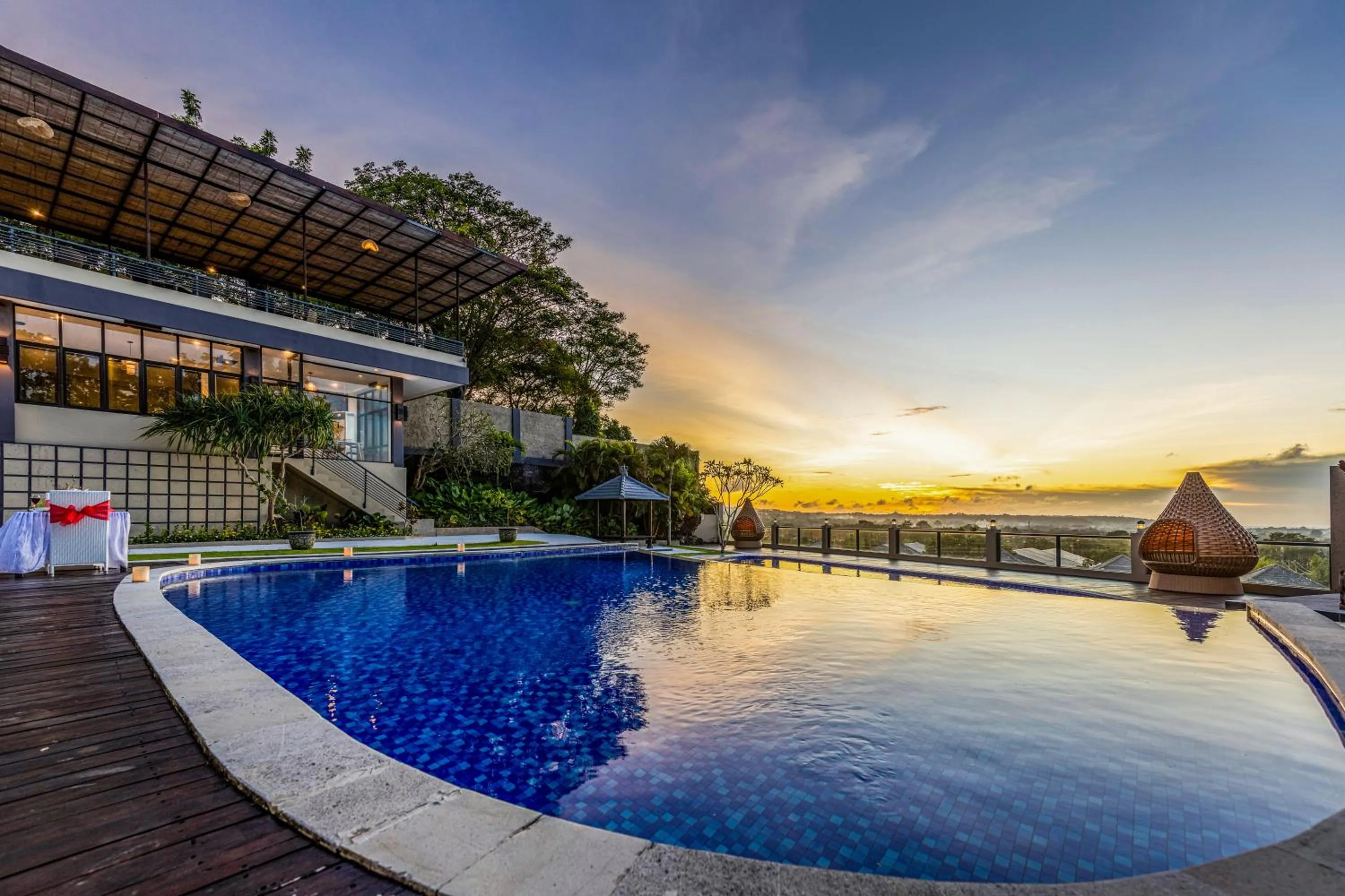 Restaurant/places to eat in Luxotic Private Villa and Resort