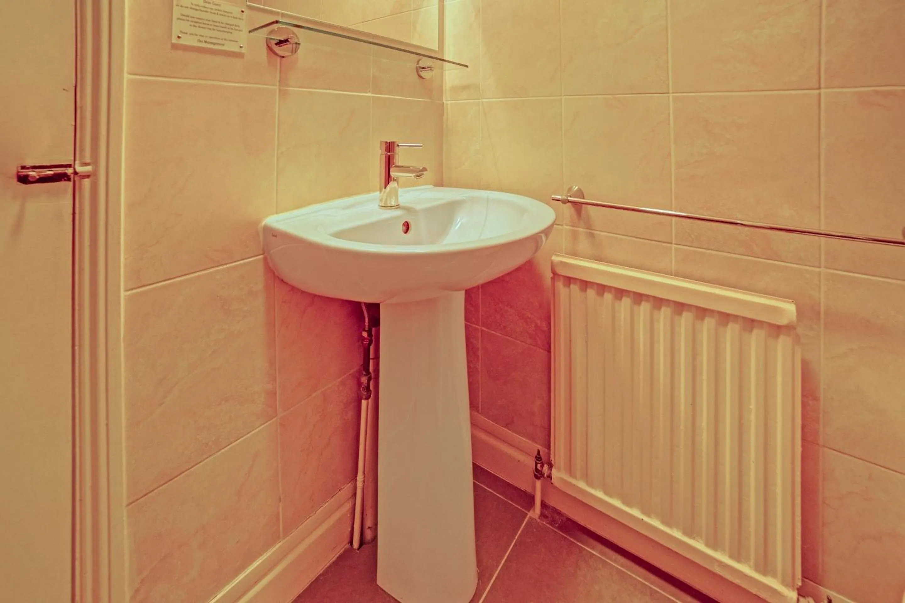 Bathroom in The Gullivers Hotel