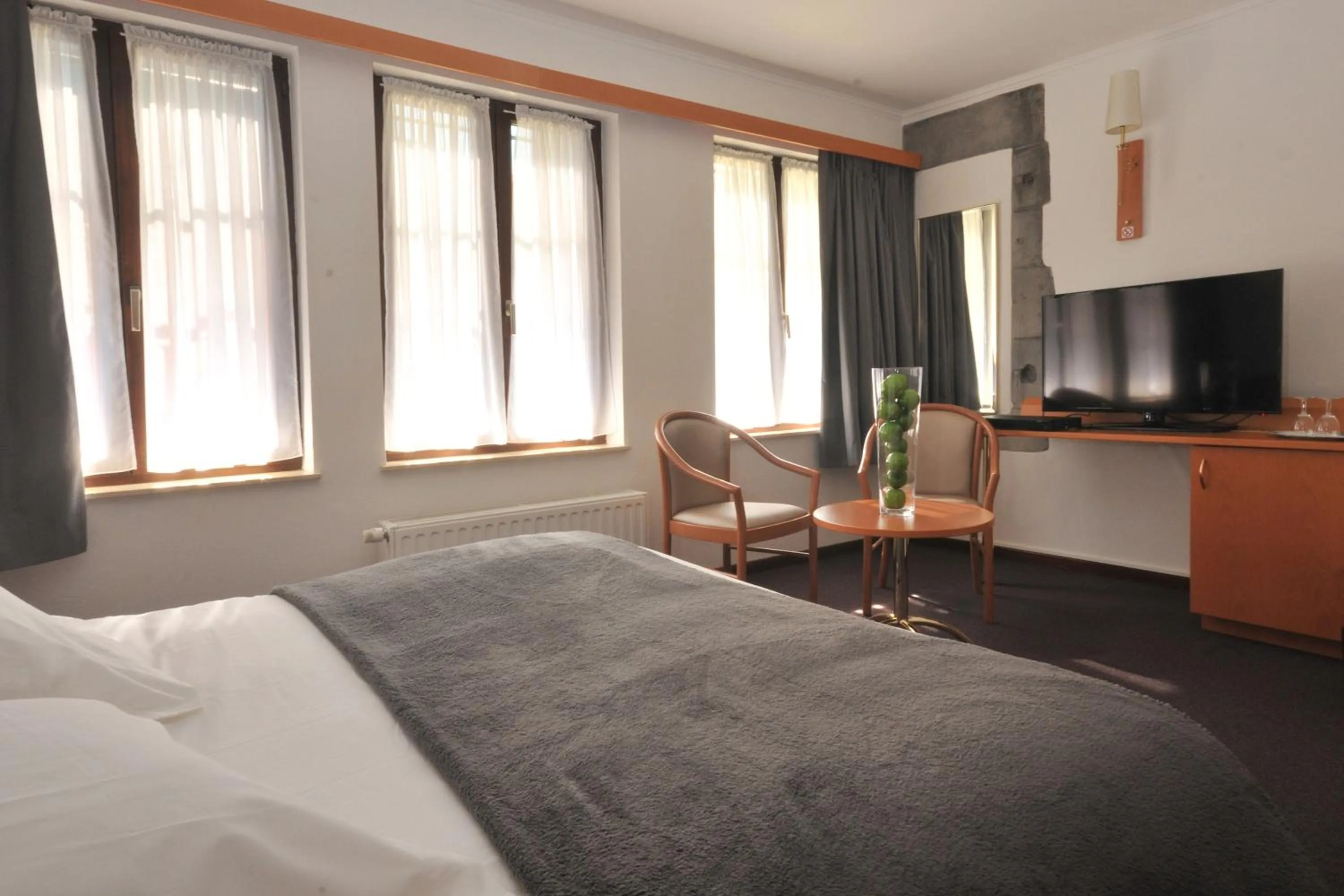 Photo of the whole room, Bed in Hôtel du Perron