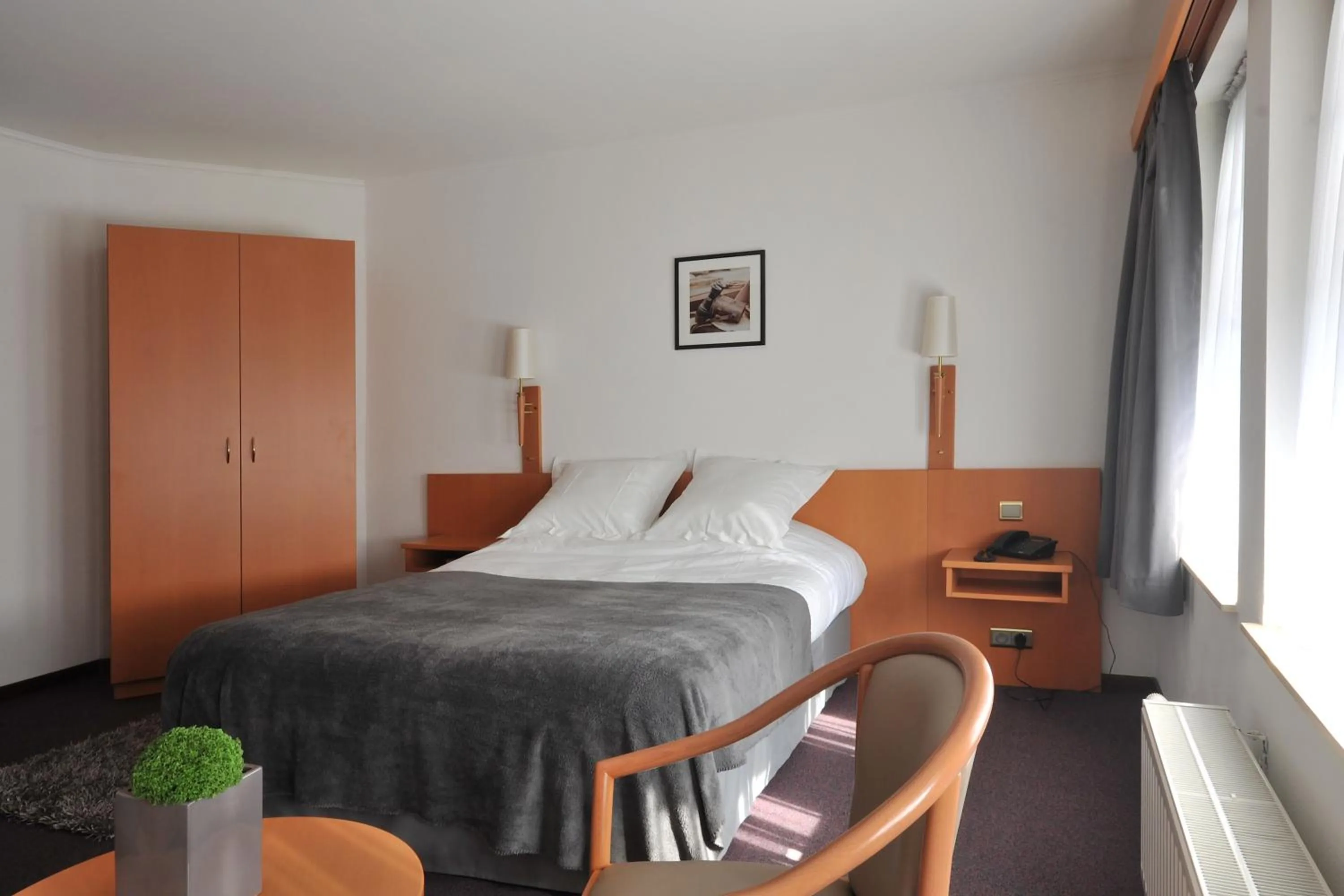 Photo of the whole room, Bed in Hôtel du Perron