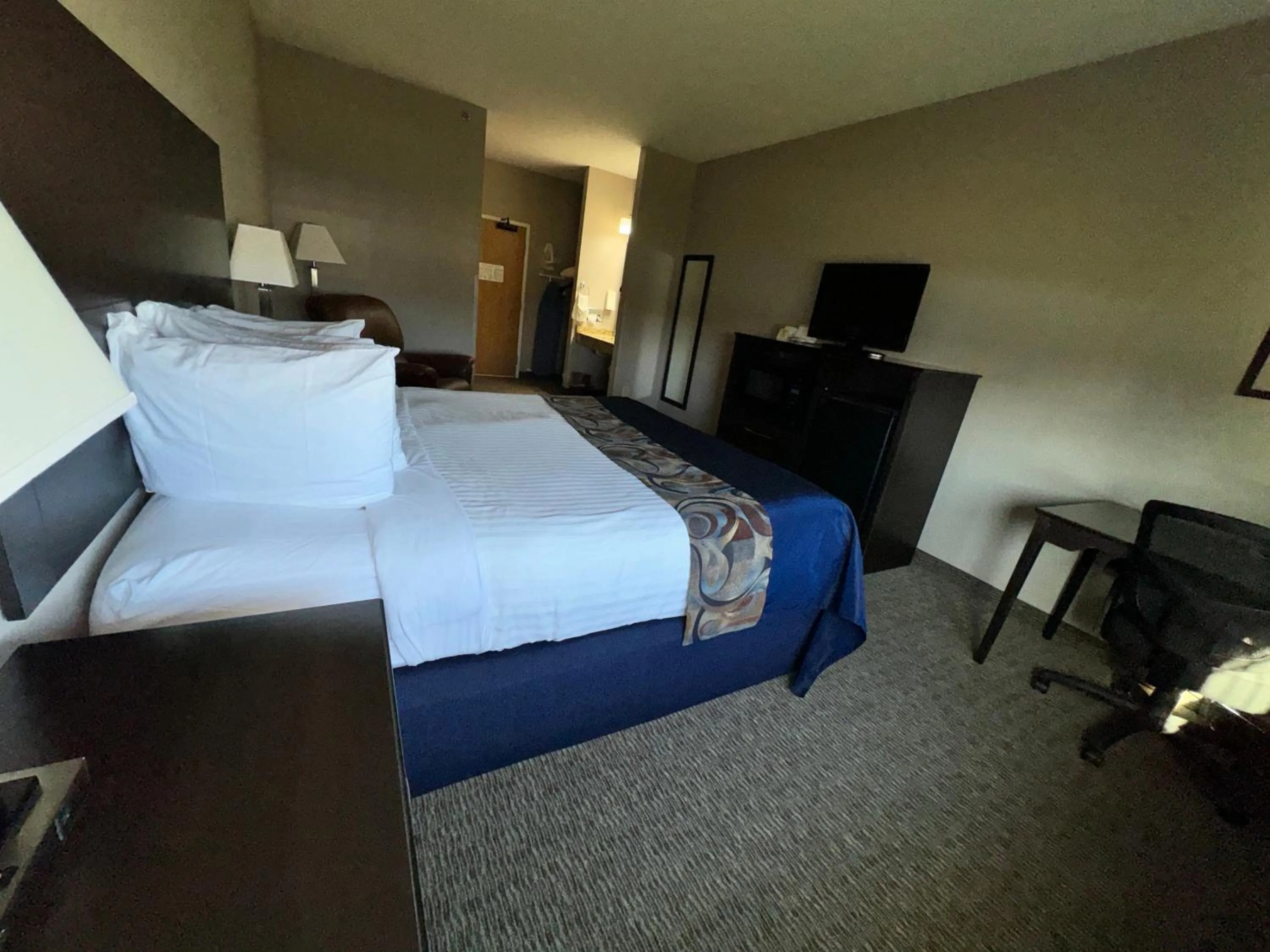 Bed in Garner INN & Suites