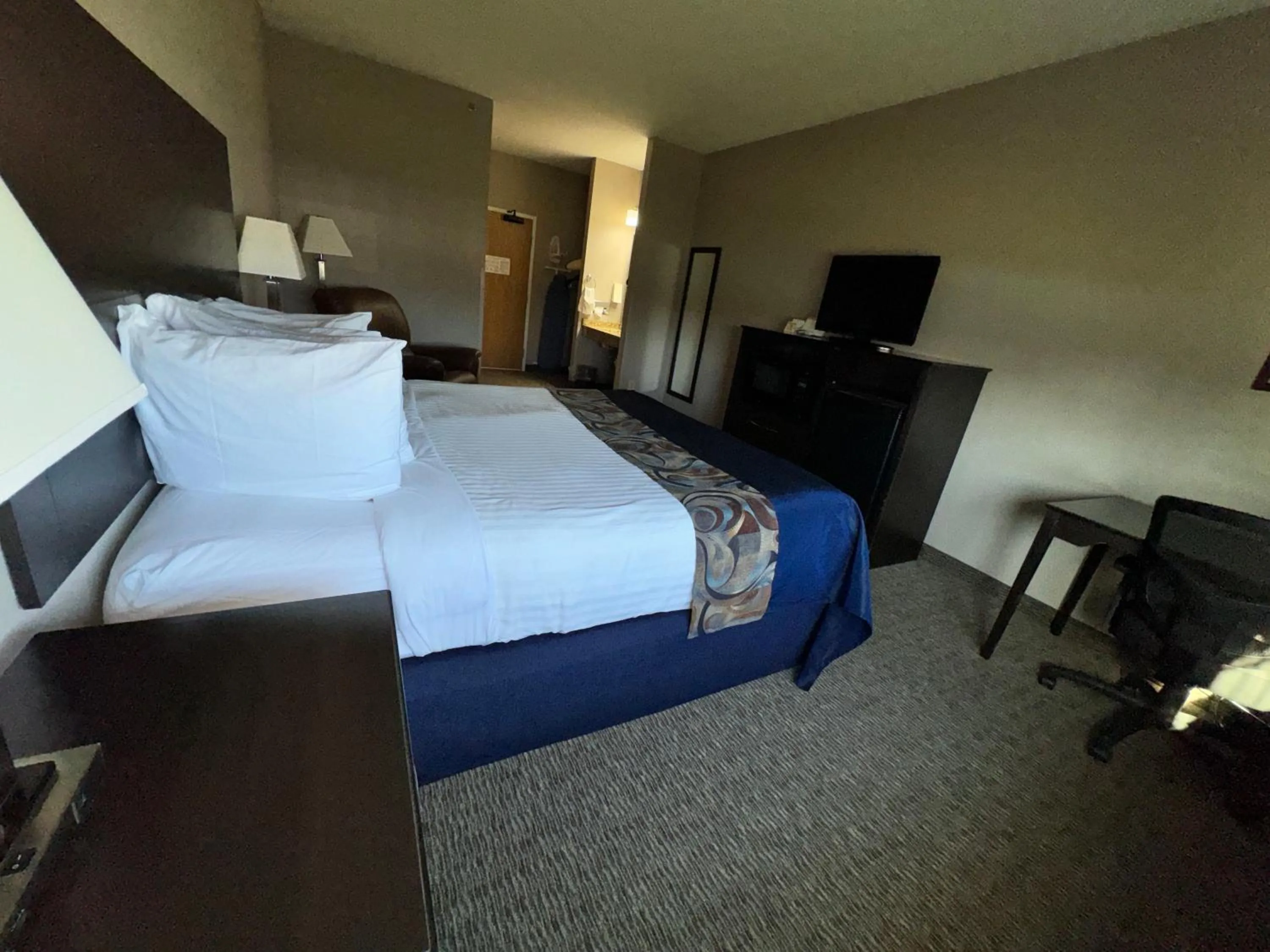 Bed in Garner INN & Suites