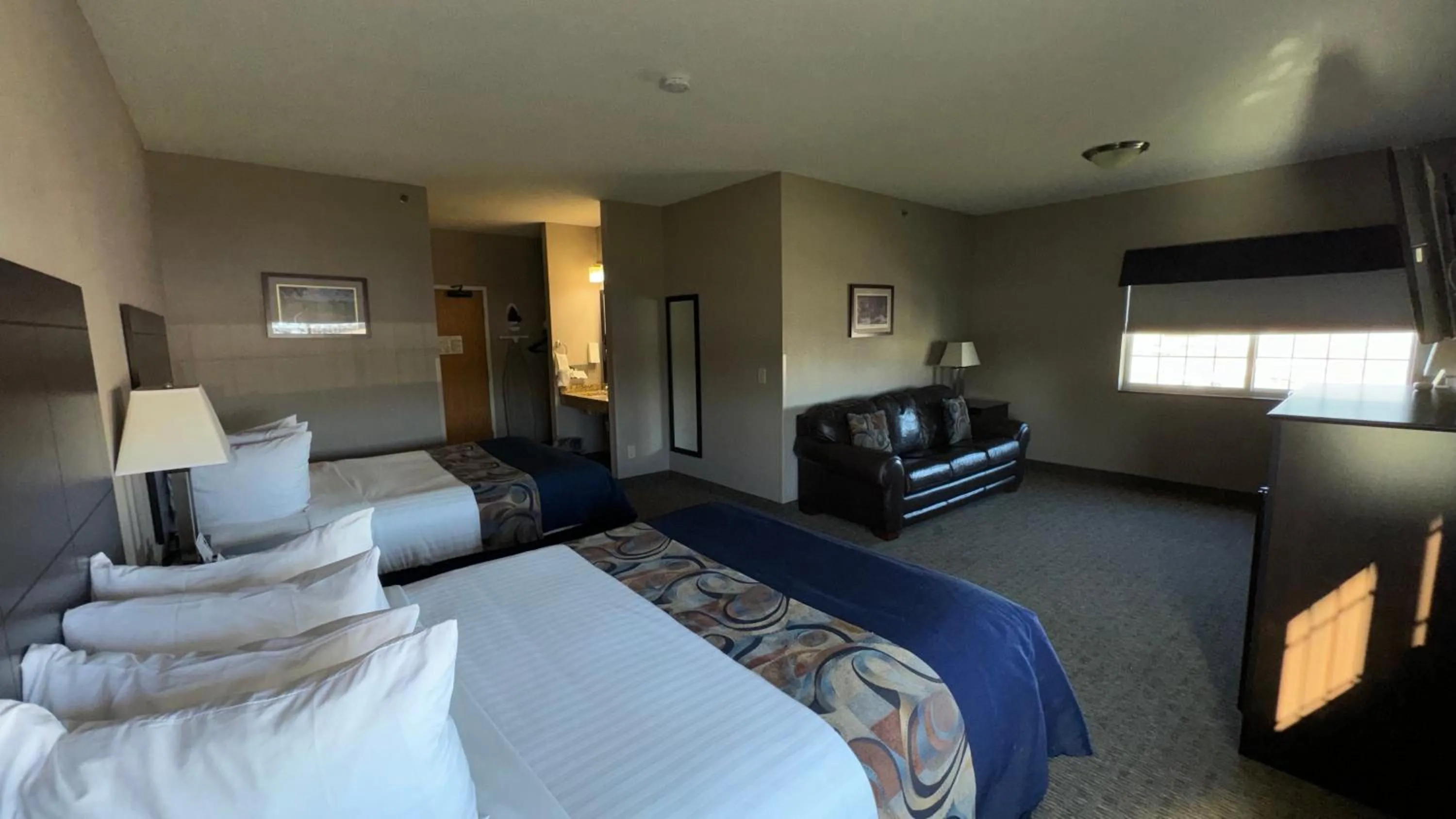 Bed in Garner INN & Suites