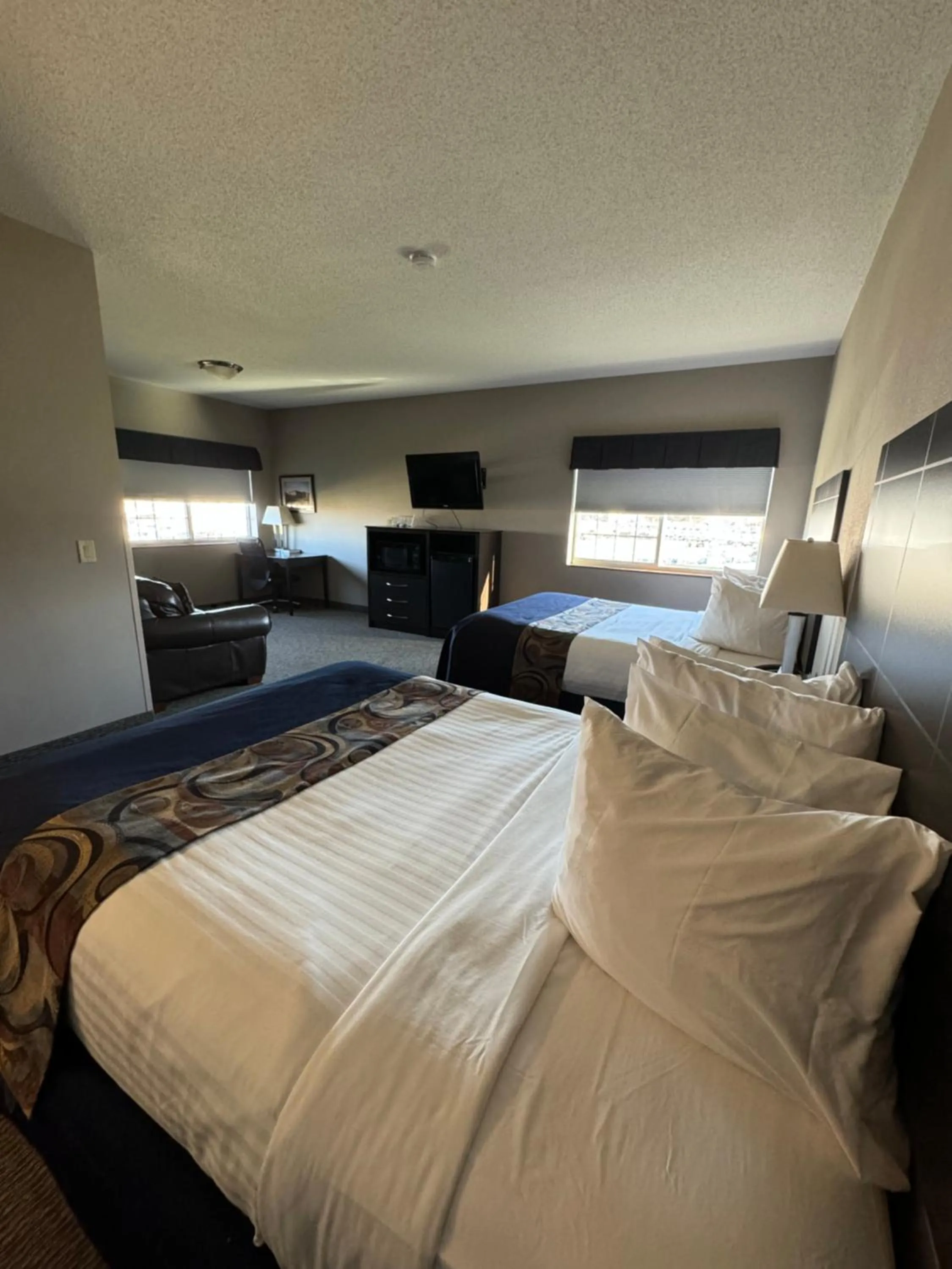 Bed in Garner INN & Suites