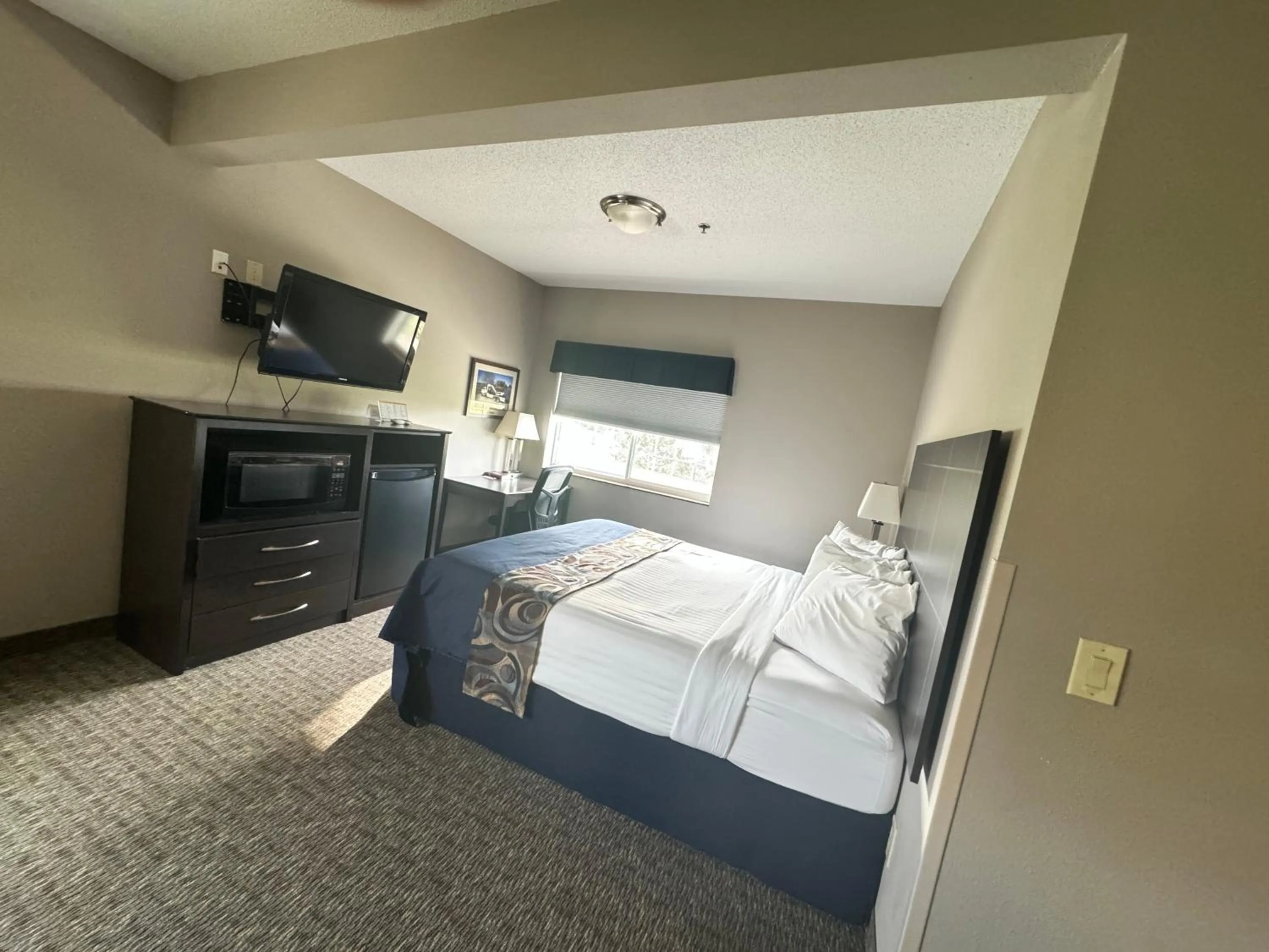 Bed in Garner INN & Suites